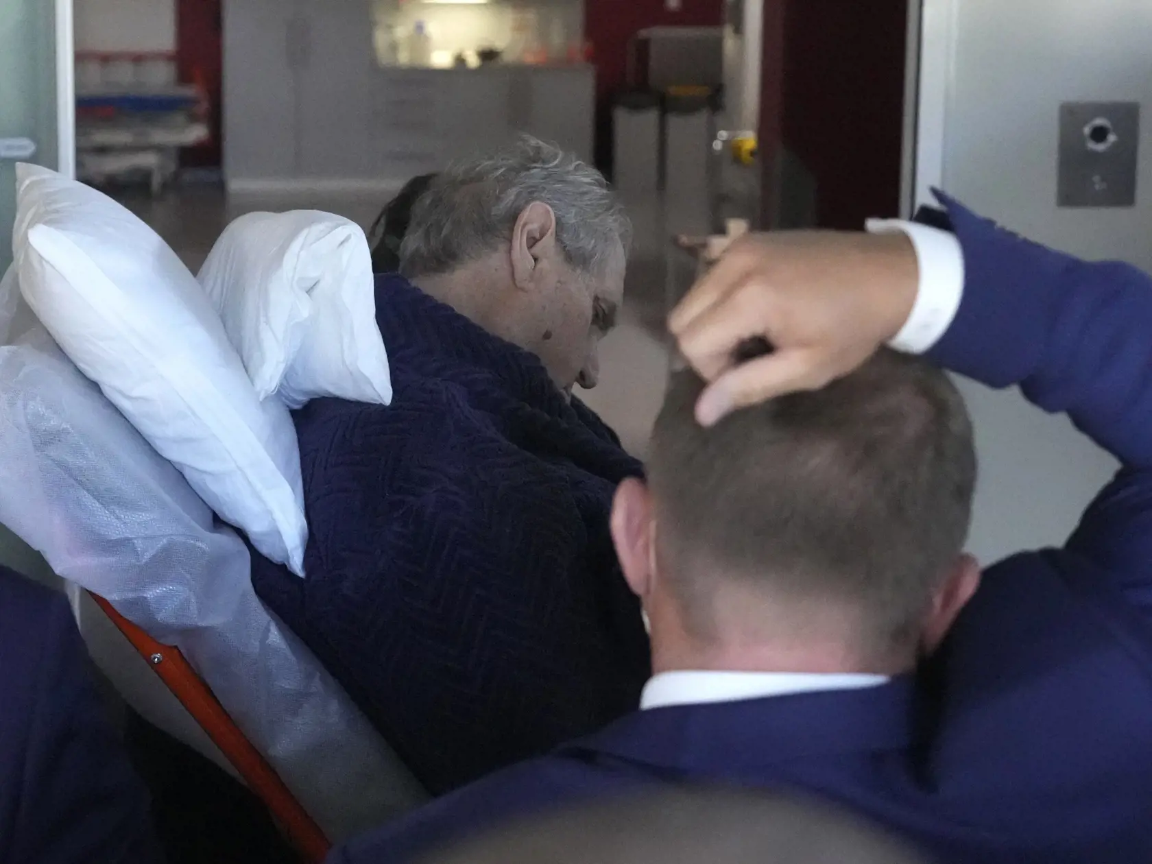 Český prezident Miloš Zeman počas prijatia do Ústrednej vojenskej nemocnice (ÚVN) v Prahe 10. októbra 2021.