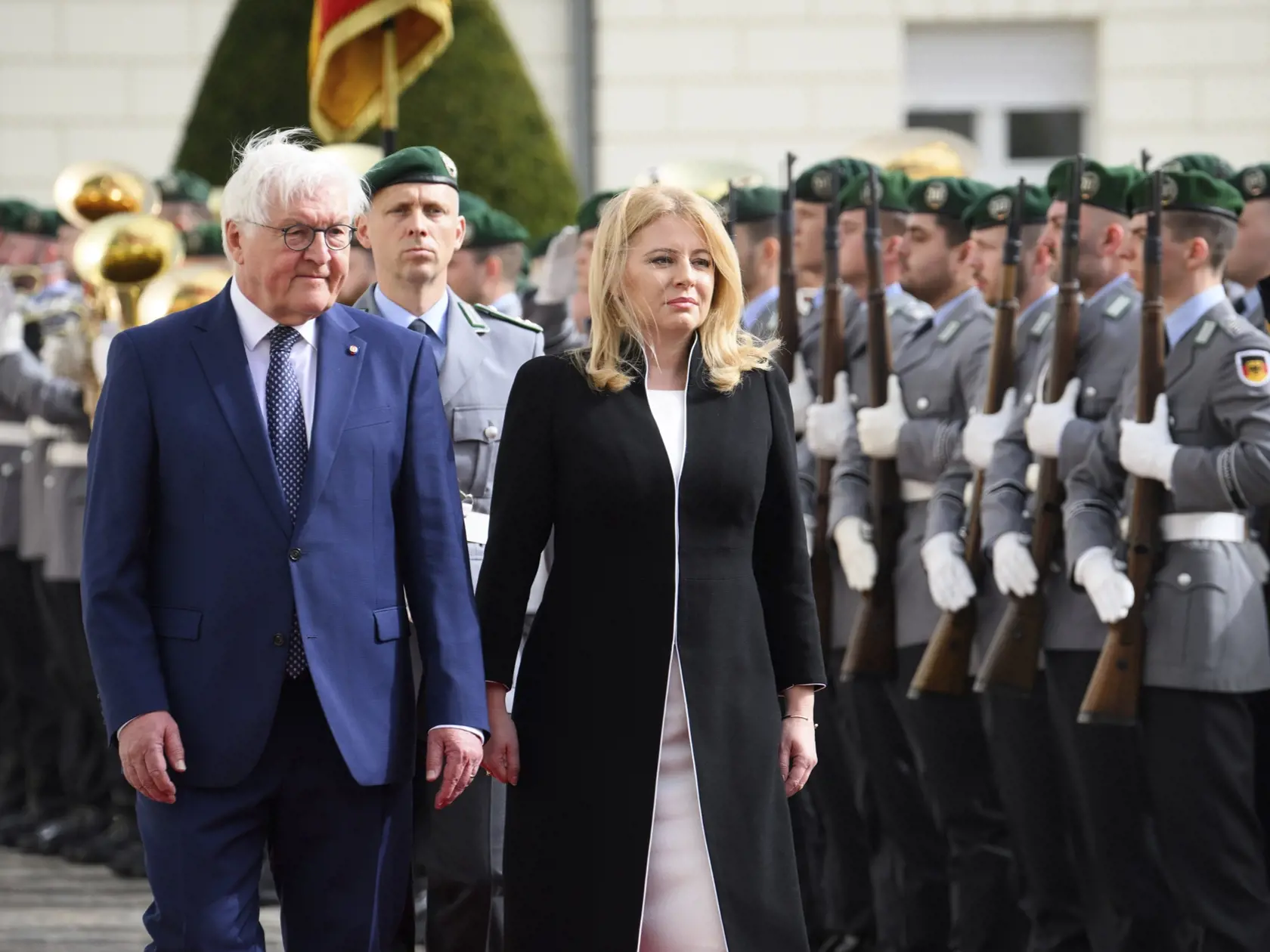 9. apríla 2024: Nemecký prezident Frank-Walter Steinmeier a slovenská prezidentka Zuzana Čaputová počas prehliadky čestnej stráže v rámci jej návštevy Nemecka v Berlíne.