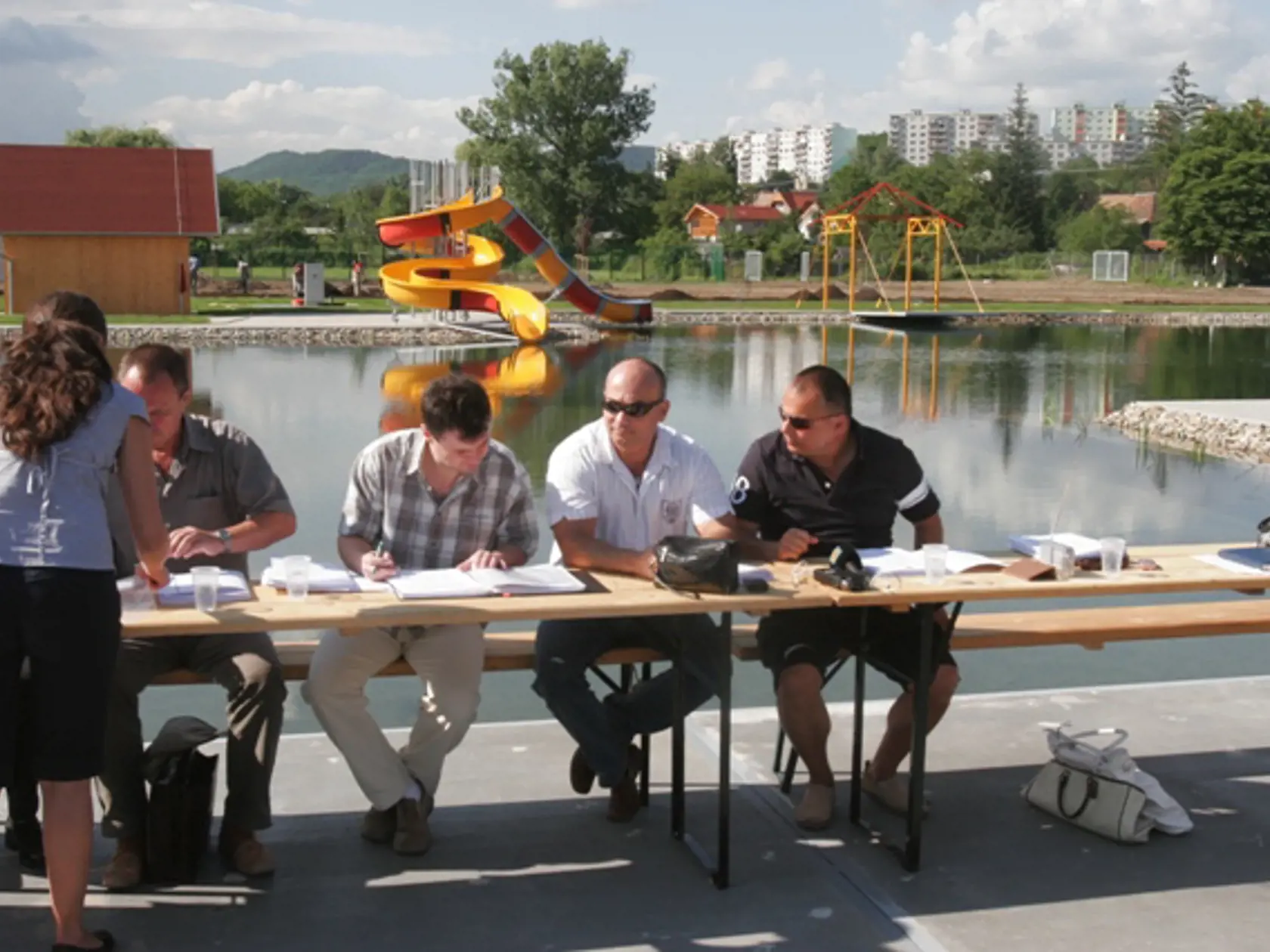ROKOVANIE: Po prvý raz
ho mali mestskí poslanci
na kúpalisku
pod holým
nebom.