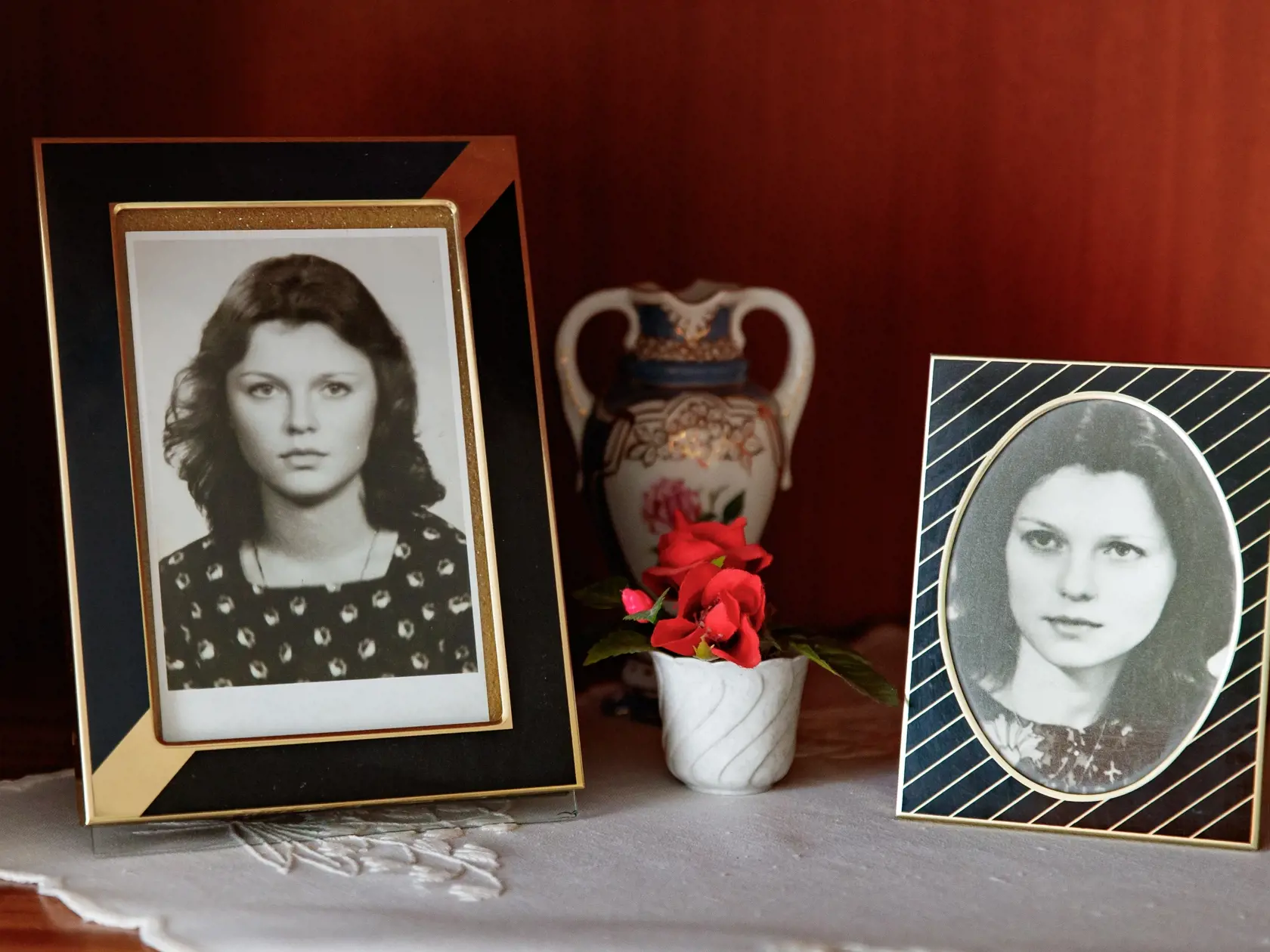 Podobizne Ľudmily Cervanovej, ako súčasť pietneho miesta v byte pani Cervanovej