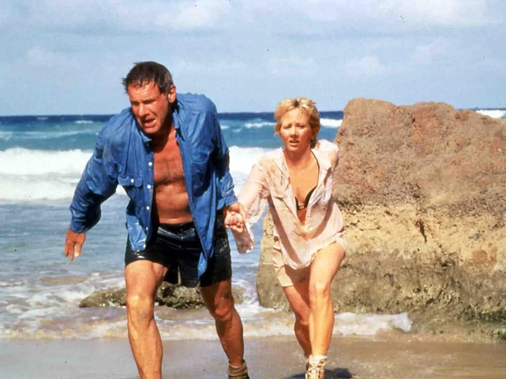 Anne Heche spolu s Harrisonom Fordom vo filme Šesť dní, sedem nocí (1998).