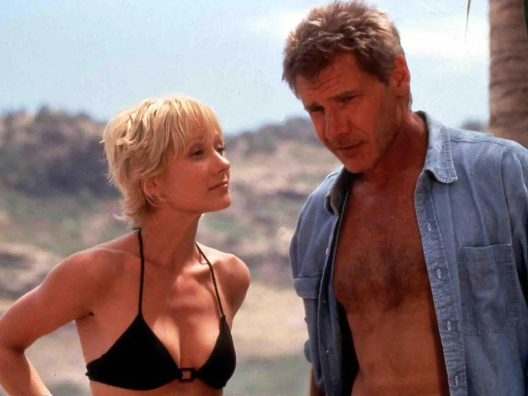 Anne Heche spolu s Harrisonom Fordom vo filme Šesť dní, sedem nocí (1998).