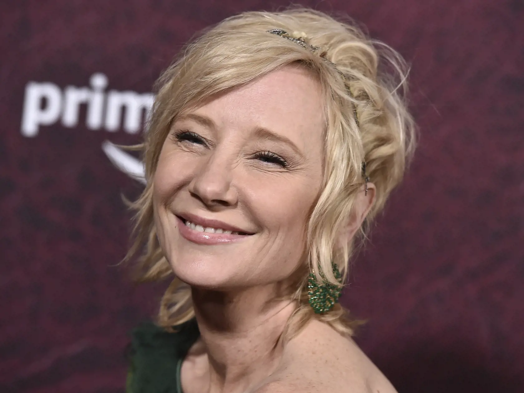 Na archívnej snímke z 12. decembra 2021 v Los Angeles herečka Anne Hecheová prichádza na premiéru filmu The Tender Bar. Americká herečka Anne Hecheová utrpela v piatok 5. augusta 2022 vážne zranenia pri nehode, pri ktorej svojím autom vrazila do rodinného domu v Los Angeles. FOTO