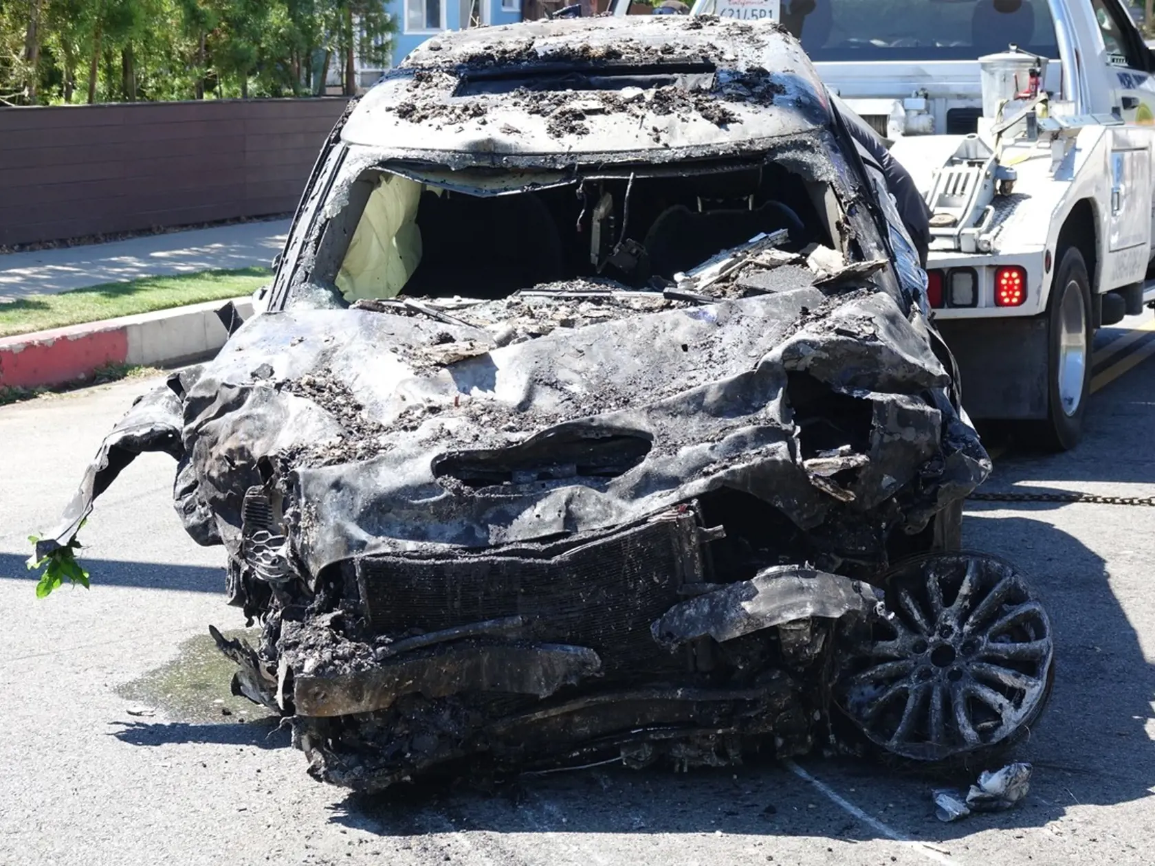Herečka Anne Heche utrpela pri nehode vážne popáleniny. Jej zdemolované auto hasili desiatky hasičov.