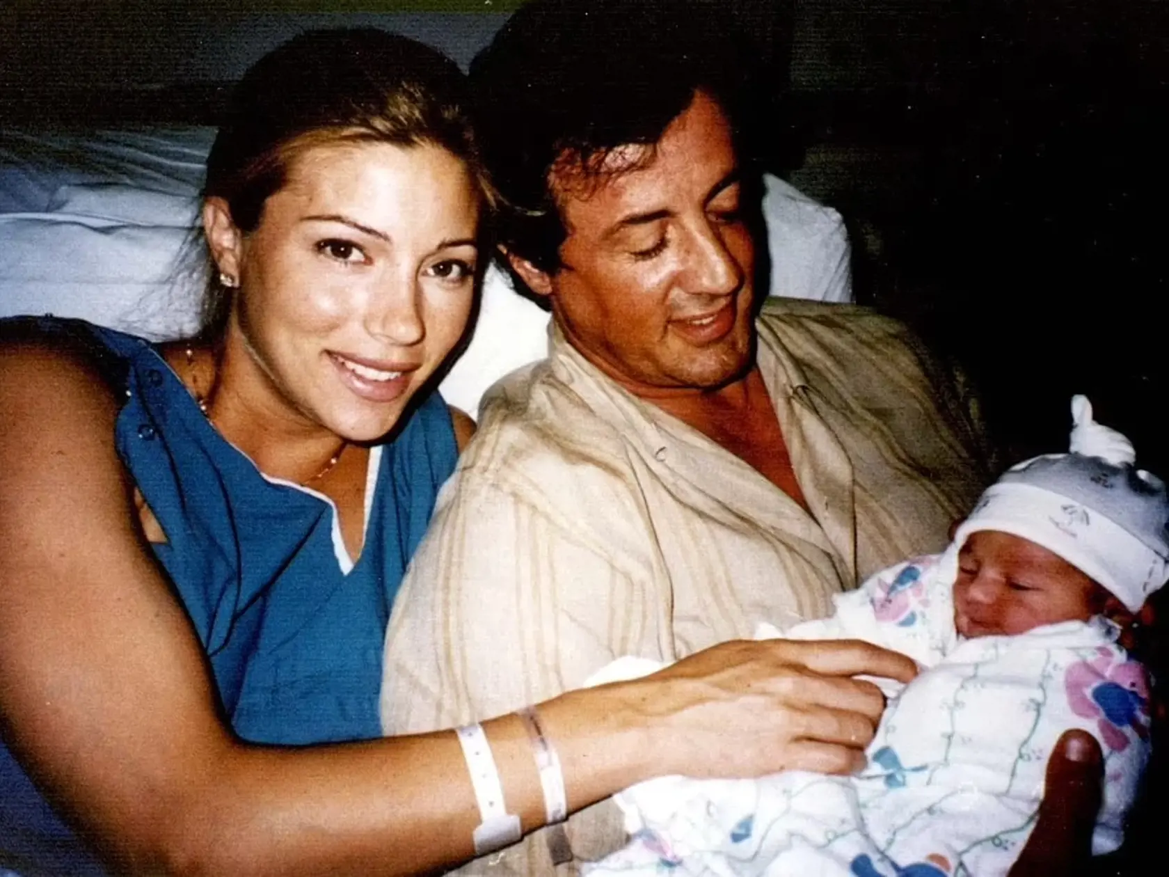 Dovedna spolu majú tri krásne dcéry – Sistine, Scarlet Rose a Sophiu Rose. Z prvého manželstva s herečkou Sashou Czack (72) mal Stallone zasa dvoch synov, Sagea († 36) a Seargeoha (43). S manželkou číslo dva – Brigitte Nielsen – deti nemali.