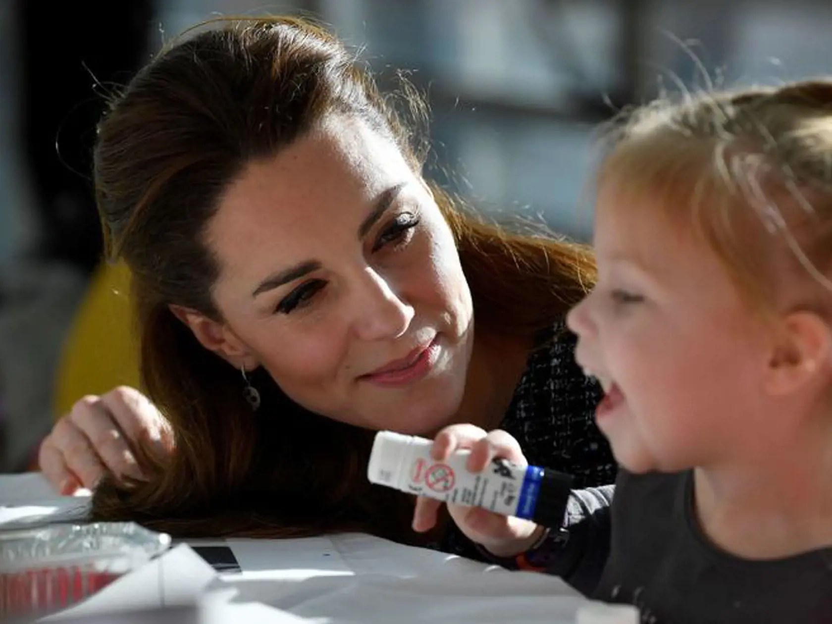 Aj s ostatnými deťmi to Kate Middleton vie a dokáže preniknúť do ich sveta. 