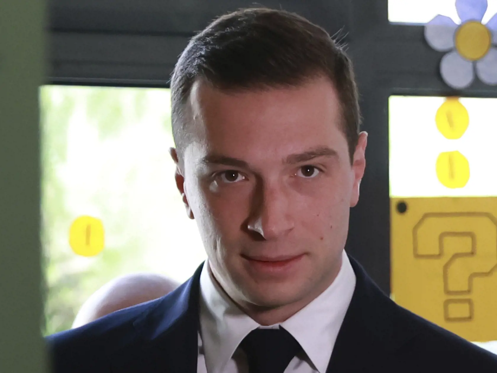 Predseda francúzskej krajne pravicovej strany Národné združenie (RN) Jordan Bardella prichádza do volebnej miestnosti v Paríži počas 1. kola predčasných parlamentných volieb vo Francúzsku v nedeľu 30. júna 2024. Predčasné voľby vyhlásil prezident Emmanuel Macron v reakcii na výsledky eurovolieb. Druhé kolo bude 7. júla.