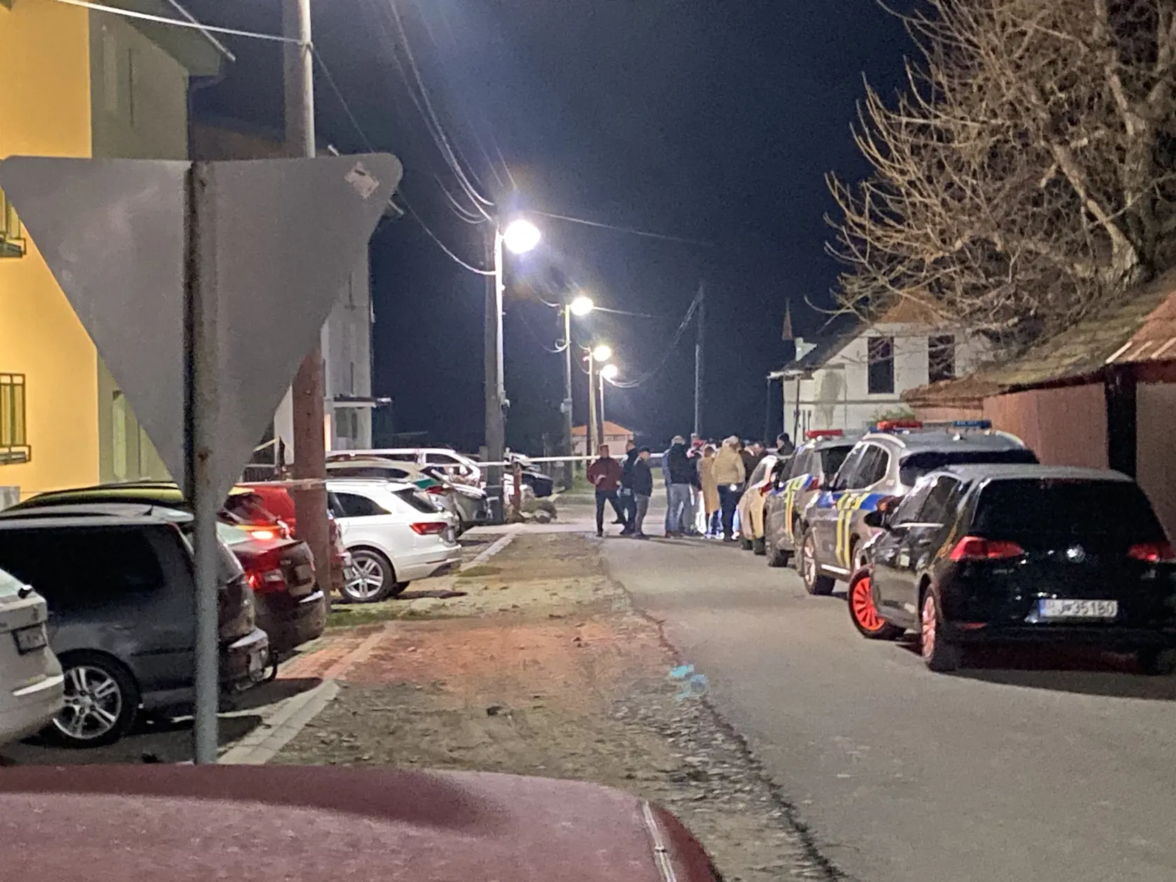Ulica hrôzy. V Rokytove pri Bardejove, v prvom bytovom dome vľavo na fotografii, na prízemí, policajt zastrelil iba mesačné bábätko a potom zbraň obrátil proti sebe. 