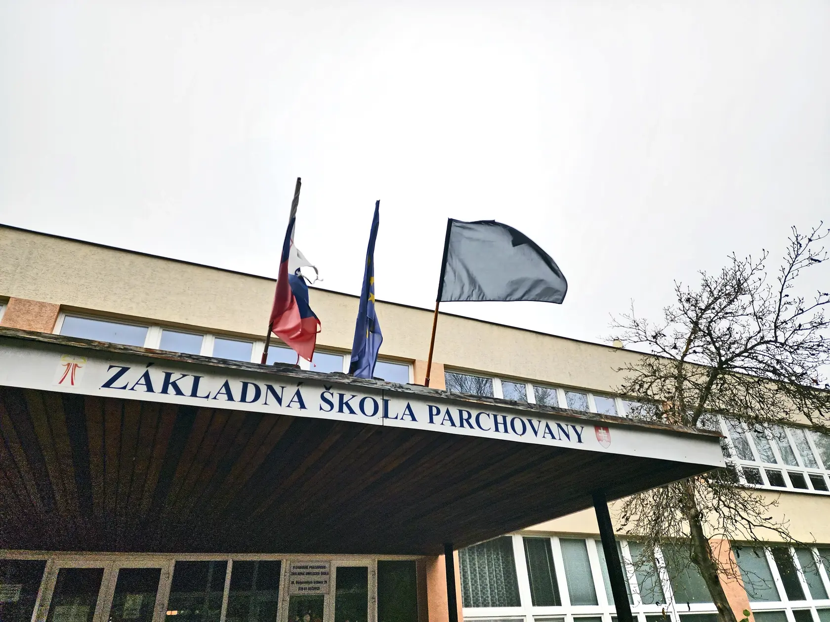 Deviatak Roman zomrel po skoku zo strechy ZŠ Parchovany.