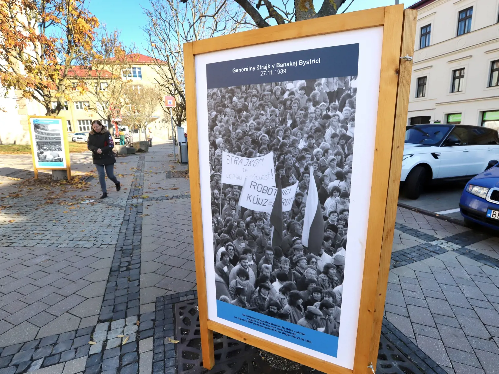Aj v tomto roku pripravilo pri príležitosti výročia Nežnej revolúcie 1989 mesto Banská Bystrica výstavu 26 nadrozmerných fotografií z archívu Tlačovej agentúry SR (TASR), ktoré zachytávajú dôležité udalosti pohnutých časov v meste pod Urpínom a celom Slovensku. Stojany s fotografiami, pripomínajúcimi dôležité historické udalosti nášho štátu, sú umiestnené popri stromovej aleji v centre mesta pred Barbakanom. V Banskej Bystrici 15. novembra 2021. FOTO TASR - Ján Krošlák 