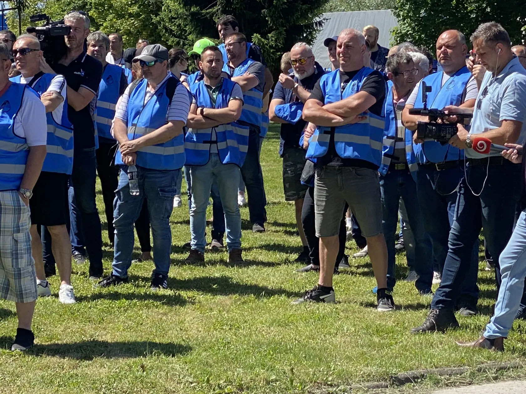 Pred budovou drevospracujúcej firmy Bukóza Vranov so 70-ročnou históriou, ktorej hrozí krach a prepúšťanie 700 ľudí, sa v stredu 15. mája 2024 zhromaždili nespokojní zamestnanci. Tí vravia o meškajúcich výplatach, dostávajú iba 60-platu, lebo výroba je pozastavená.