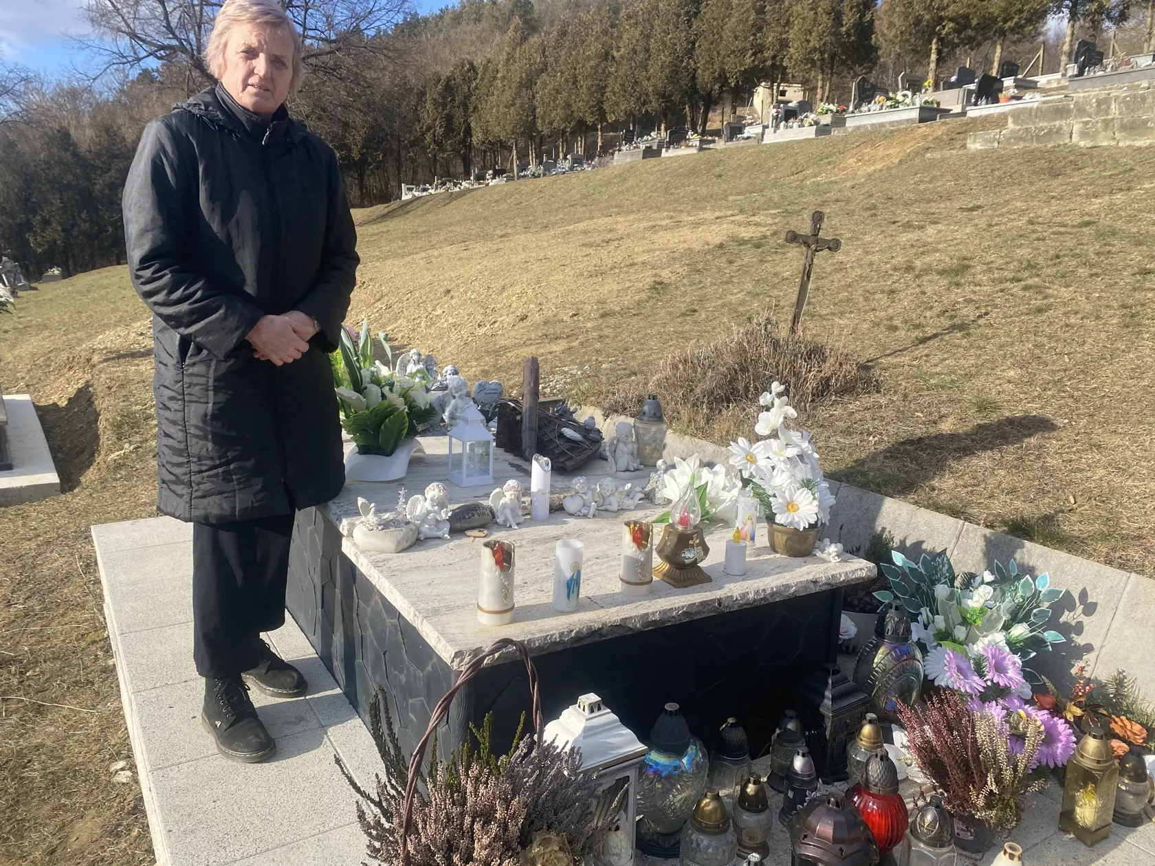 Hrob zavraždenej Martiny Kušnírovej (†27) v Gregorovciach. Zlatica Kušnírová k nemu chodí každý deň. 