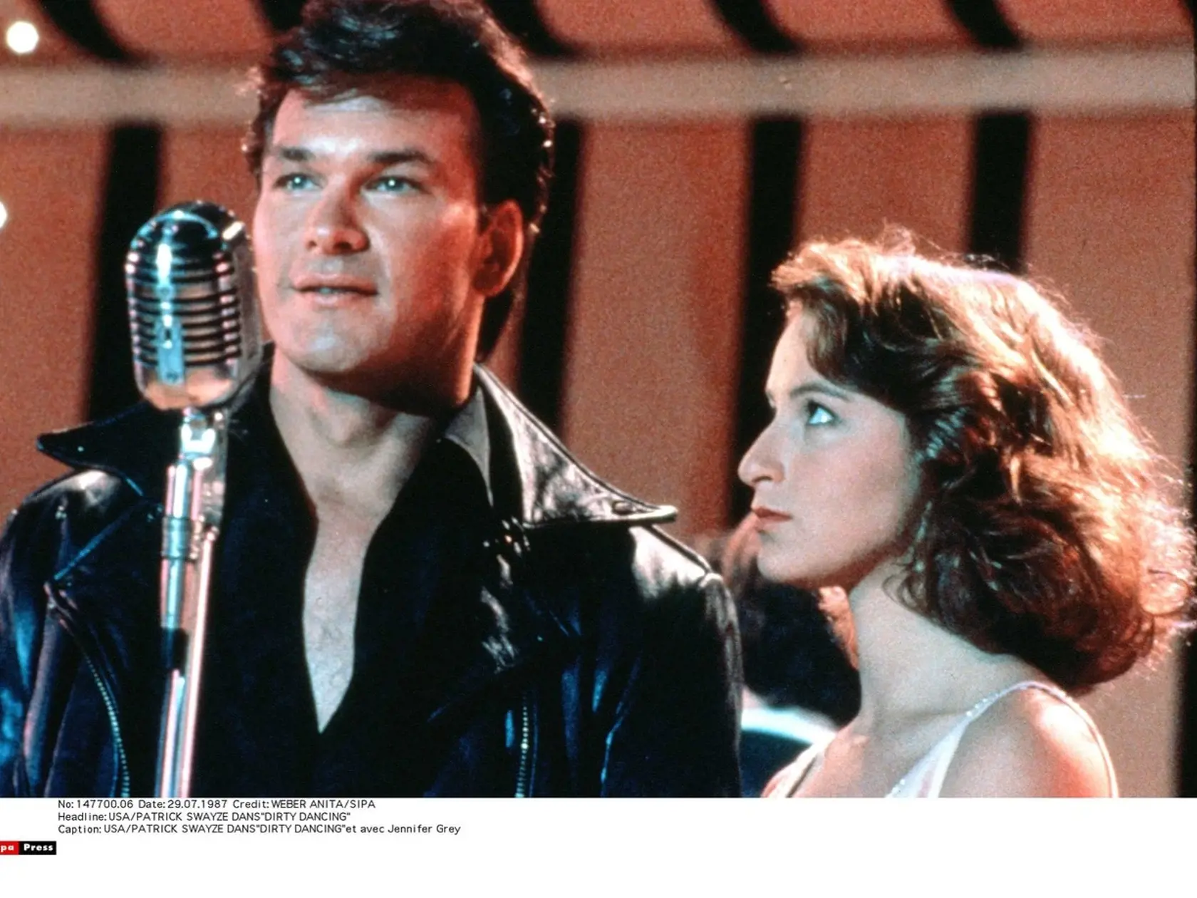 Zosnulý herec Patrick Swayze má na sebe legendárnu koženú bundu. Na snímke je aj herečka Jennifer Grey, ktorá si vo filme Hriešny tanec (1987) zahrala Swayzeho tanečnú partnerku.