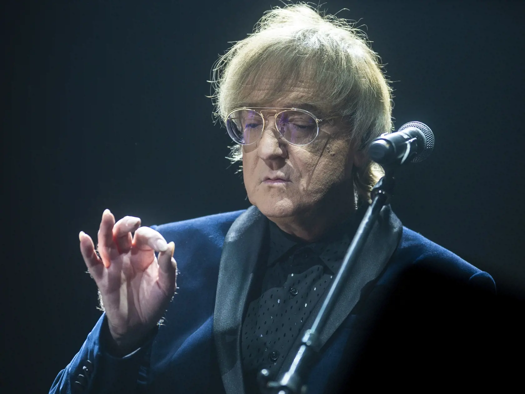 Na snímke spevák a skladateľ Miroslav Žbirka počas koncertu – 40 rokov na scéne na Zimnom štadióne Ondreja Napelu v Bratislave 5. decembra 2019. FOTO TARS - Jakub Kotian