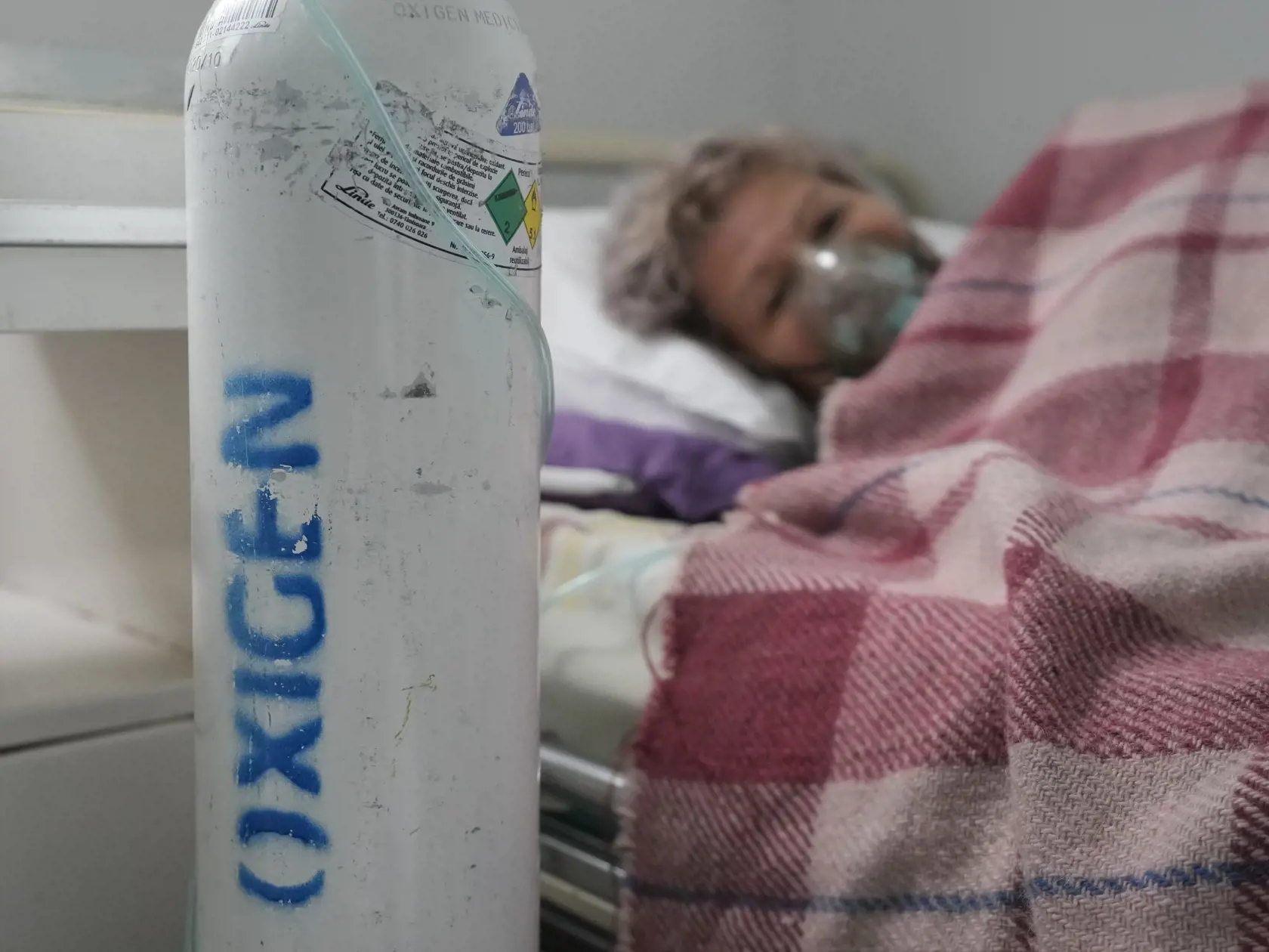 KK43 Bukurešť - Pacientka dýcha cez kyslíkovú masku na Covid oddelení v Bukurešti 23. septembra 2021. Za mesiac september sa počet novoinfikovaných v Rumunsku zvýšil z približne 1000 prípadov denne na rekordných viac ako 12.000 hlásených vo štvrtok 30. septembra. Proti koronavírusu je v krajine plne zaočkovaných iba 34 percent dospelej populácie. FOTO TASR/AP
A patient breathes through an oxygen mask at the COVID-19 unit of the Marius Nasta National Pneumology Institute in Bucharest, Romania, Th