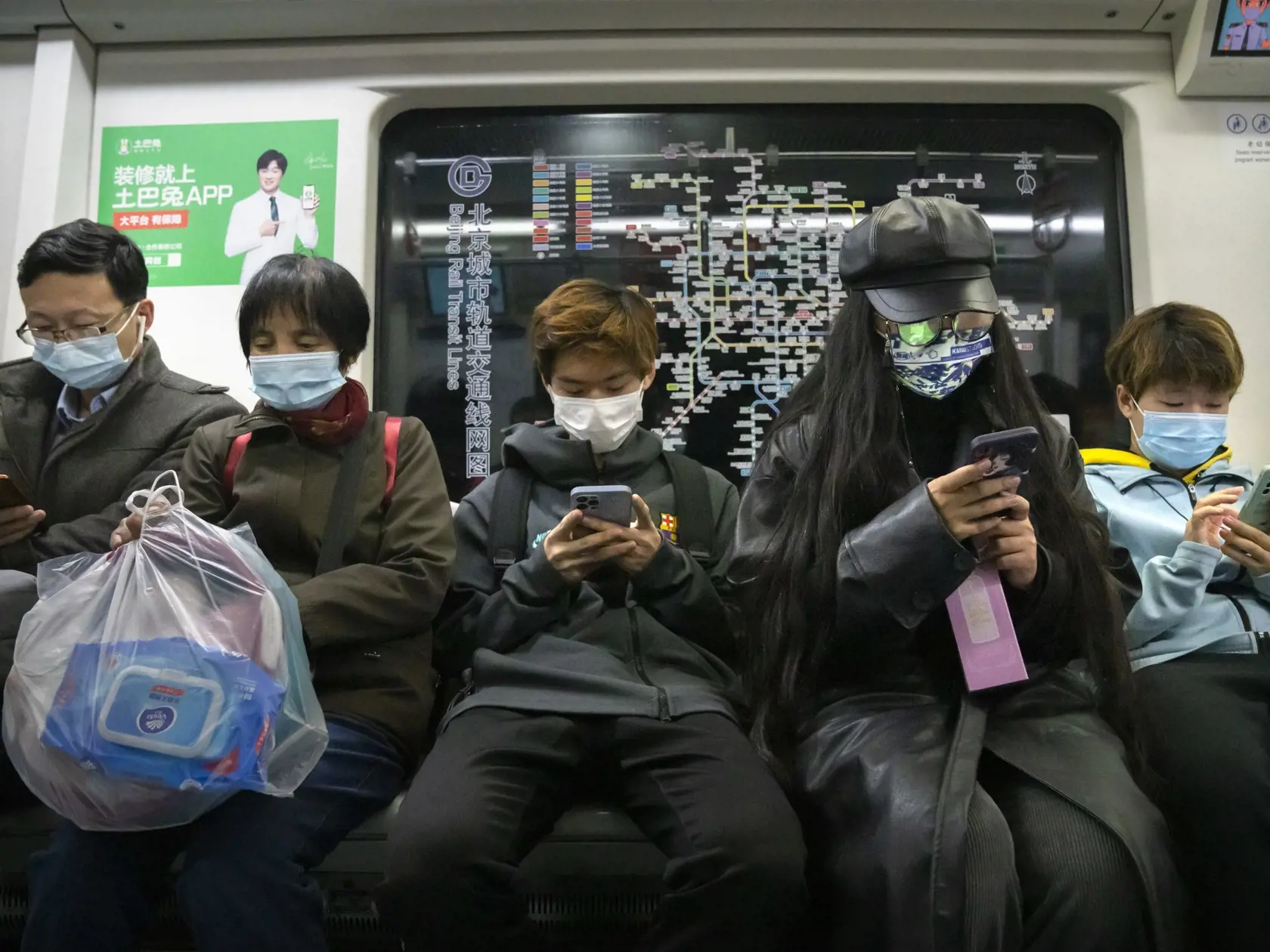 WA 35 Peking - Cestujúci s ochrannými rúškami proti šíreniu koronavírusu sa pozerajú do mobilov počas jazdy metrom v Pekingu v utorok 2. novembra 2021. FOTO TASR/AP 


People wearing face masks to protect against COVID-19 look at their smartphones as they ride the subway in Beijing, Tuesday, Nov. 2, 2021. (AP Photo/Mark Schiefelbein)