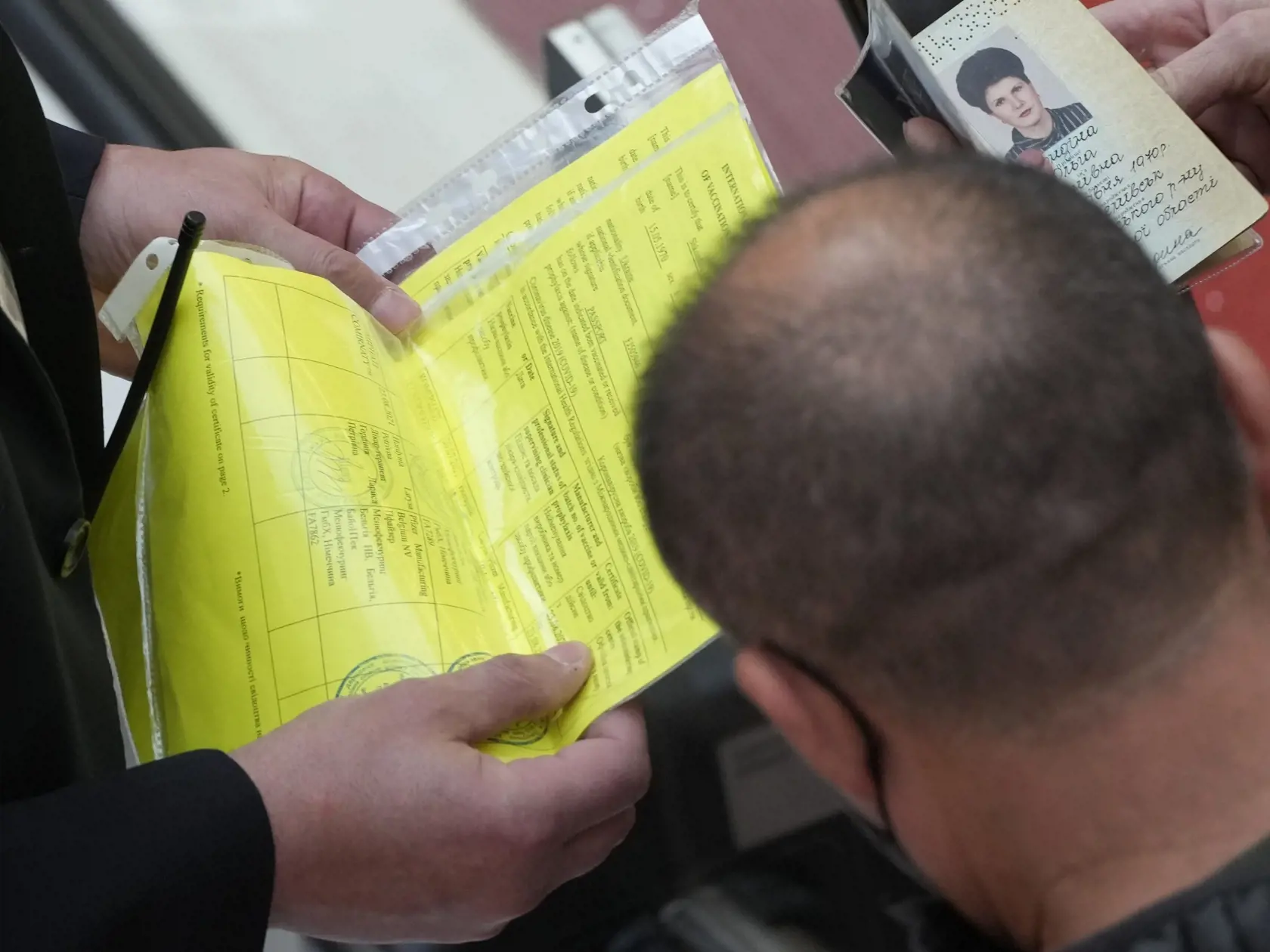 WA 33 Kyjev - Bezpečnostní pracovníci kontrolujú covidpasy pred vstupom do nákupného centra v Kyjeve v pondelok 1. novembra 2021. Počet potvrdených prípadov infekcie novým druhom koronavírusu na Ukrajine sa za uplynulých 24 hodín zvýšil o 19.455 na celkových 2.955.693. FOTO TASR/AP 

A security officer checks COVID-19 vaccination certificates at a city mall entrance in Kyiv, Ukraine, Monday, Nov. 1, 2021. Kyiv authorities on Monday have ordered people to have a vaccination certificate or Coronav