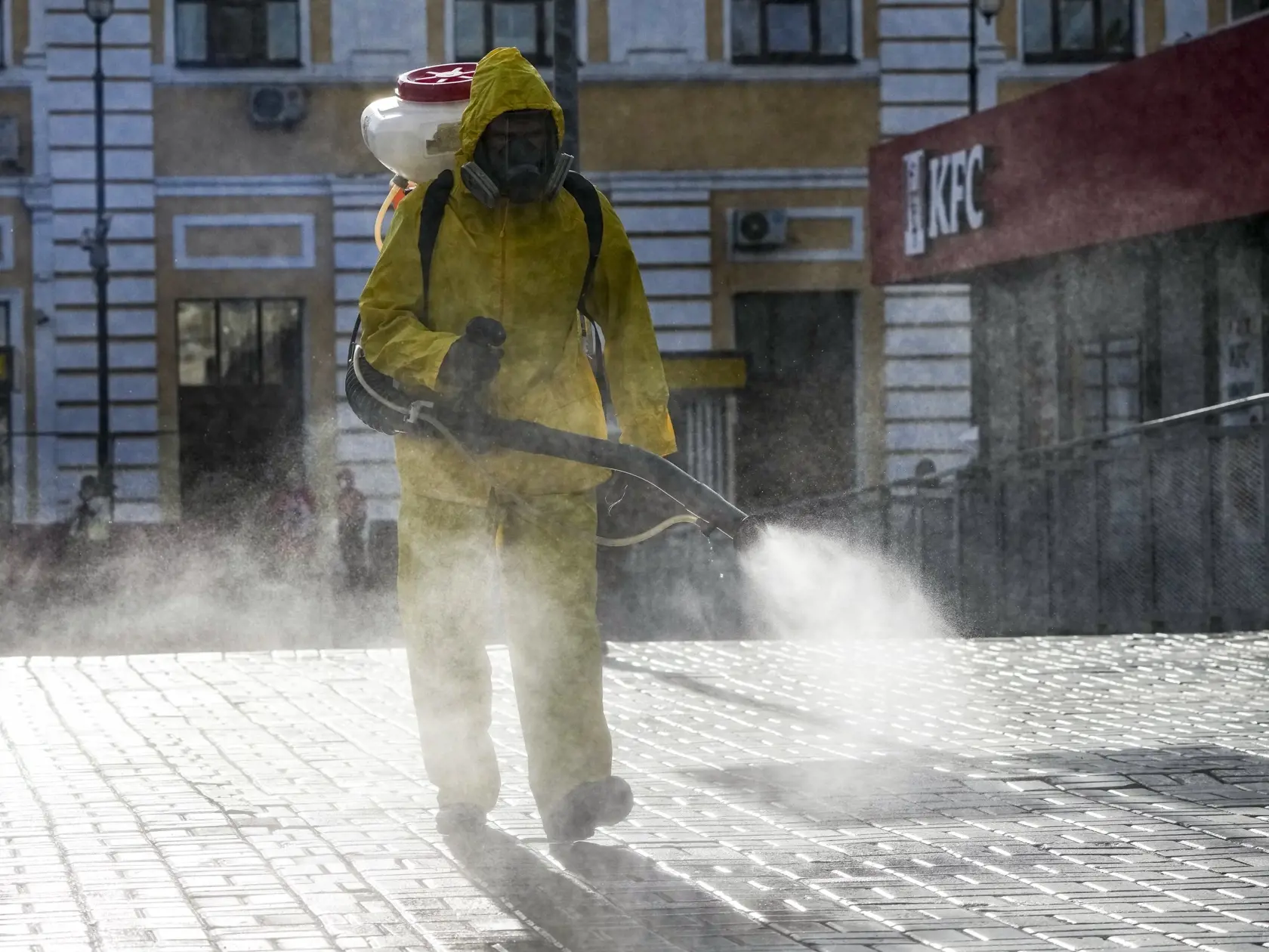 EBE 34 Moskva - Na snímke zamestnanec Federálneho štátneho centra pre špeciálne rizikové záchranné operácie v Rusku dezinfikuje železničnú stanicu Savyolovský v Moskve v utorok 26. októbra 2021. Denný počet úmrtí na COVID-19 v Rusku v utorok výrazne stúpol a vláda nariadila väčšine občanom, aby od tohto týždňa nepracovali. FOTO TASR/AP

An employee of the Federal State Center for Special Risk Rescue Operations of Russia Emergency Situations disinfects Savyolovsky railway station in Moscow, Russi