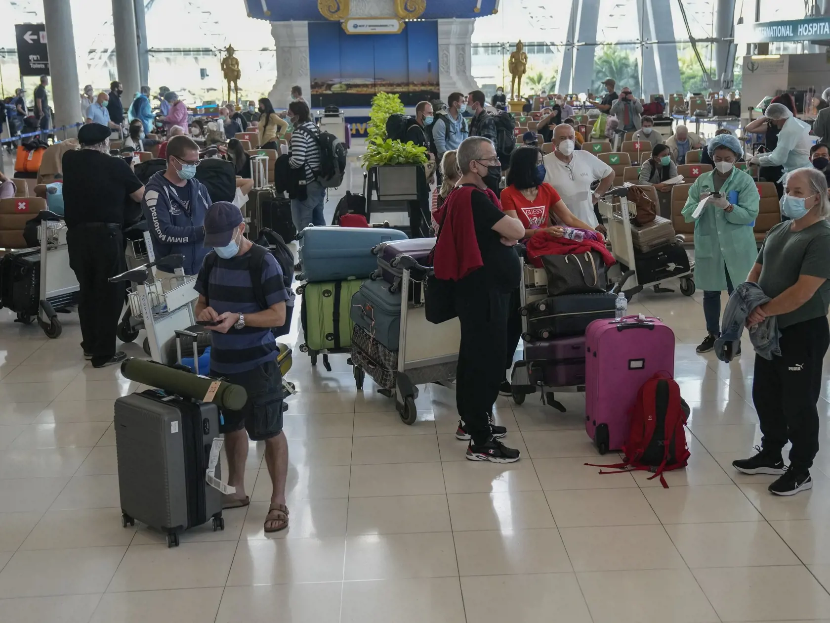 KK14 Bangkok - Turisti prichádzajú na medzinárodné letisko v Bangkoku v pondelok 1. novembra 2021. Thajsko v pondelok po roku a pol znovu otvorilo svoje hranice pre turistov. Plne zaočkovaní cestujúci zo 63 krajín môžu vstúpiť do kráľovstva v juhovýchodnej Ázii s negatívnym testom, no bez nutnosti podstúpiť izoláciu. FOTO TASR/AP
Tourists arrive at Suvarnabhumi International Airport in Bangkok, Thailand, Monday, Nov. 1, 2021. Thailand was reopening its border Monday. Fully vaccinated tourists ar