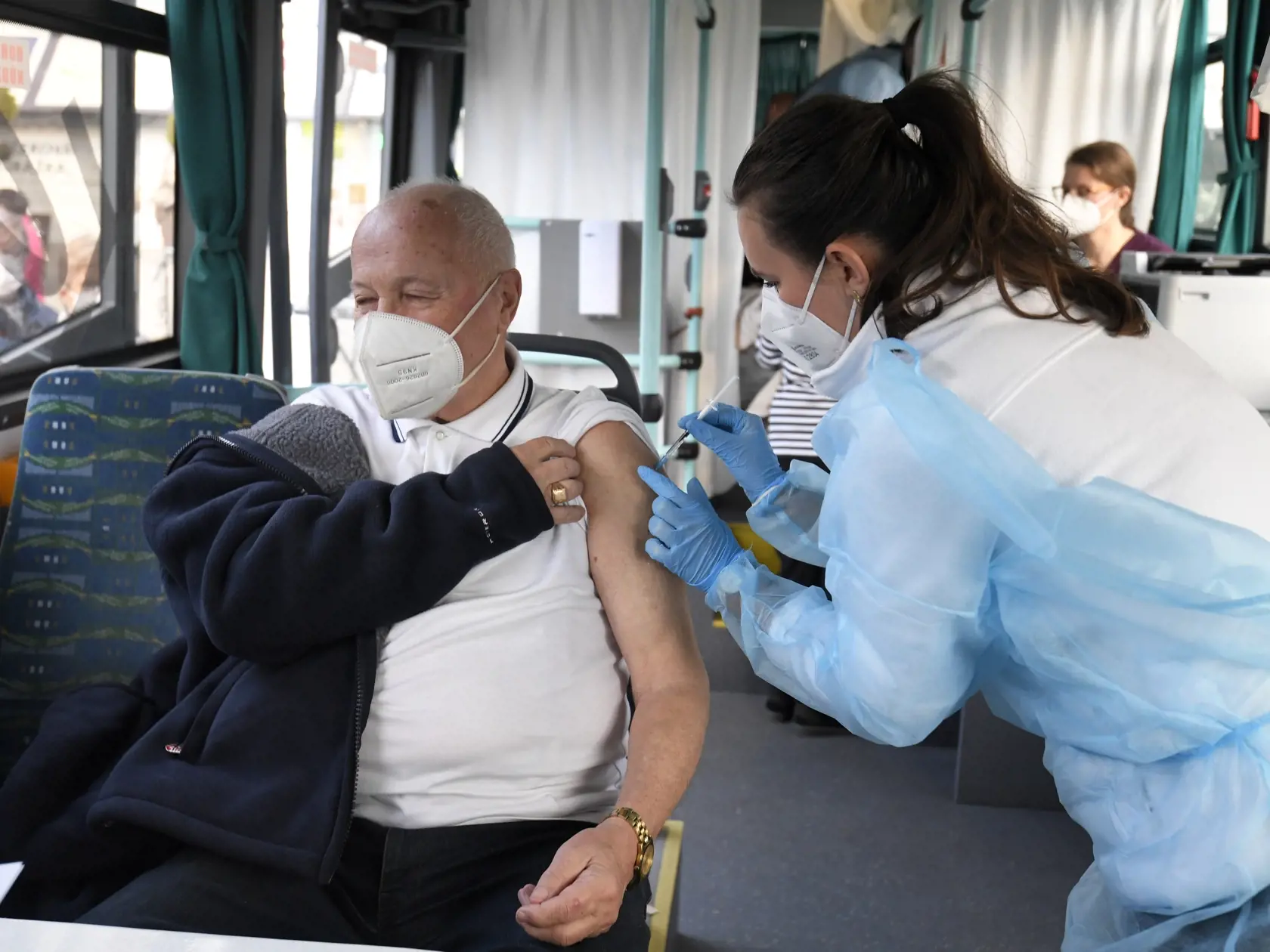 Mesto Košice s Košickým samosprávnym krajom (KSK) reaguje na zhoršujúcu sa epidemiologickú situáciu a spoločne organizuje očkovanie v uliciach mesta. Na snímke mobilné očkovanie pred obchodným centrom v mestskej časti Košice Západ 9. novembra 2021. FOTO TASR – František Iván