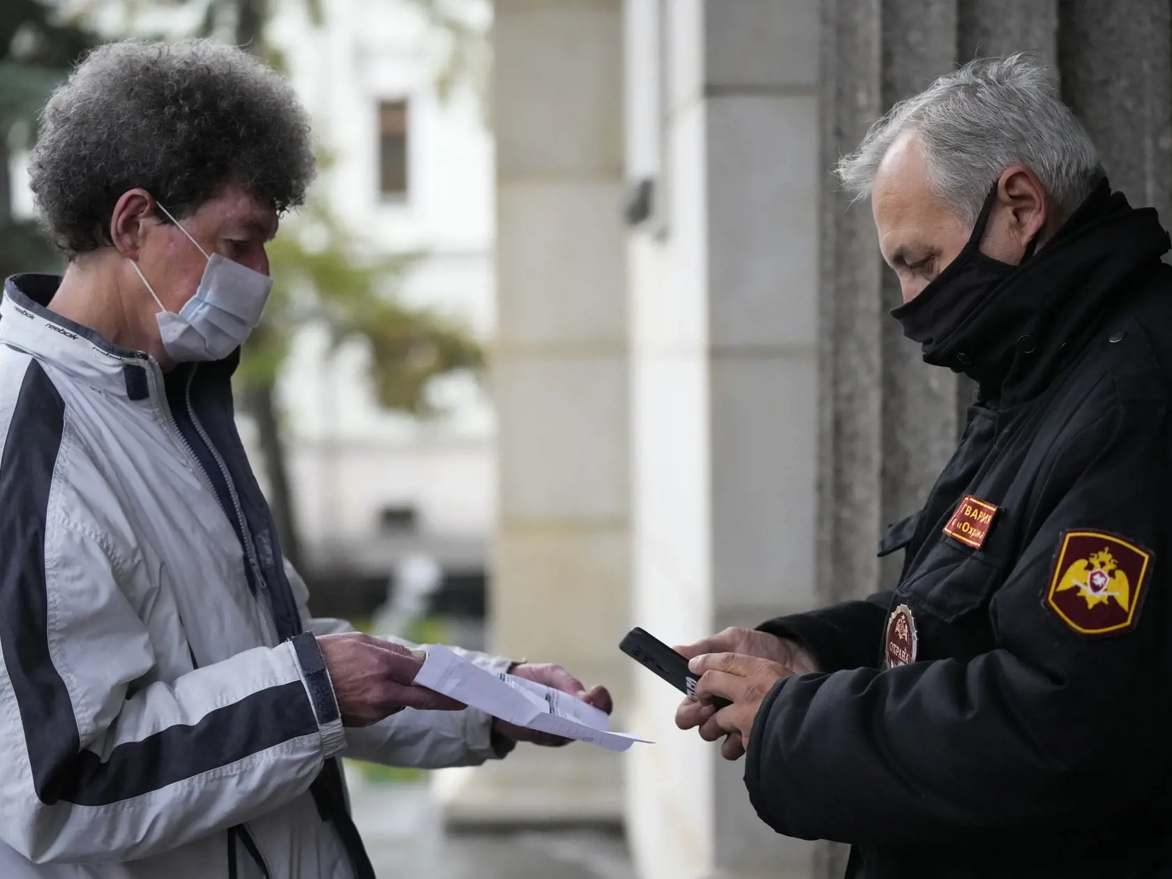 WA 38 Moskva - Bezpečnostný pracovník múzea (vpravo) skenuje očkovací QR kód návštevníčky pred vstupom do Štátneho múzea výtvarných umení Alexandra Sergejeviča Puškina v Moskve vo štvrtok 28. októbra 2021. Ruské úrady zaznamenali za uplynulých 24 hodín 40.096 nových prípadov nákazy koronavírusom, čo je vôbec najvyšší počet od začiatku pandémie. V krajine tiež vo štvrtok zaevidovali rekordný denný počet úmrtí, a to 1159.  V ruskej metropole Moskva sa začína desaťdňové obdobie voľna, počas ktorého