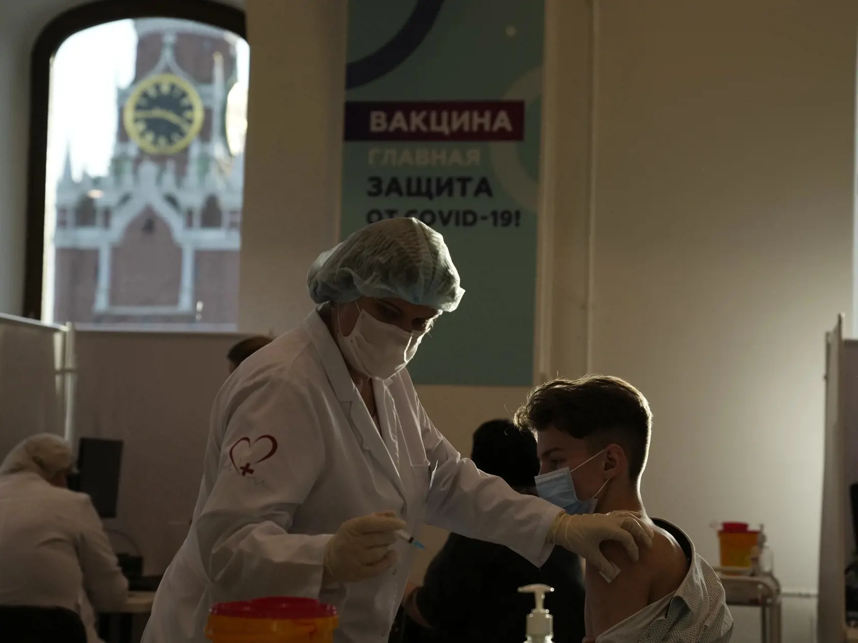 JB 12 Moskva - Zdravotníčka podáva vakcínu proti ochoreniu COVID-19 Sputnik Lite vo vakcinačnom centre v priestoroch obchodného domu GUM v Moskve 27. októbra 2021. Rusko potvrdilo ďalší denný rekord čo sa týka nárastu počtu infikovaných ako aj rekordný denný počet úmrtí v súvislosti s koronavírusom. V krajine i v najviac zasiahnutej metropole Moskva však čoskoro vstúpia do platnosti nové pandemické opatrenia, ktorými chce ruská vláda spomaliť šírenie vírusu, informovali agentúra Reuters a AFP. F