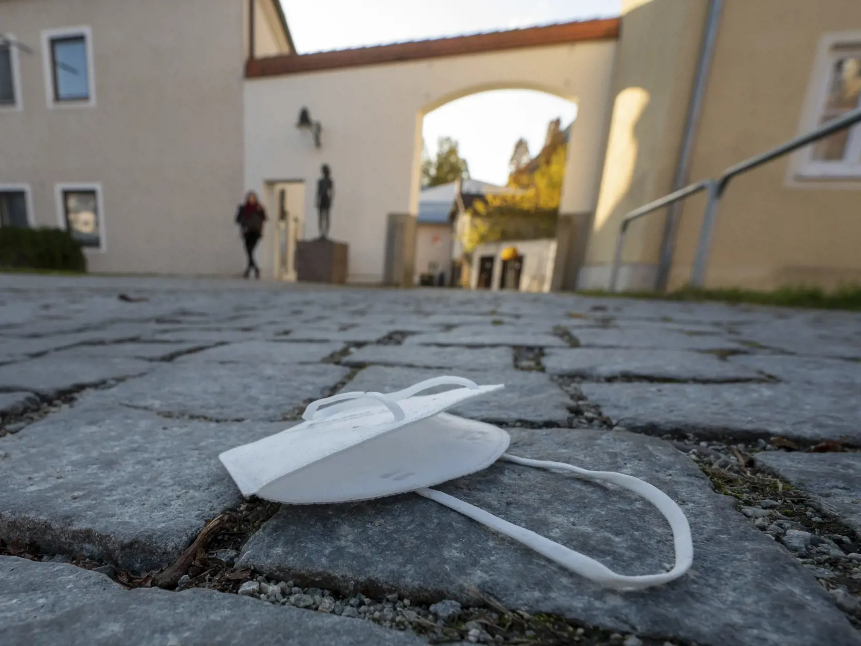 JB 36 Pfarrkirchen - Respirátor FFP2 leží na chodníku v nemeckom meste Pfarrkirchen 8. novembra 2021. Sedemdňová incidencia, teda počet potvrdených prípadov nákazy novým druhom koronavírusu na 100.000 obyvateľov za týždeň, dosiahla v Nemecku nový rekord od začiatku pandémie a v pondelok mala hodnotu 201,1. Informoval o tom Inštitút Roberta Kocha (RKI), uviedla agentúra DPA. FOTO TASR/AP

An FFP2 mask lies on a path in the inner city of Pfarrkirchen, Germany, Monday, Nov. 8, 2021. For the distric