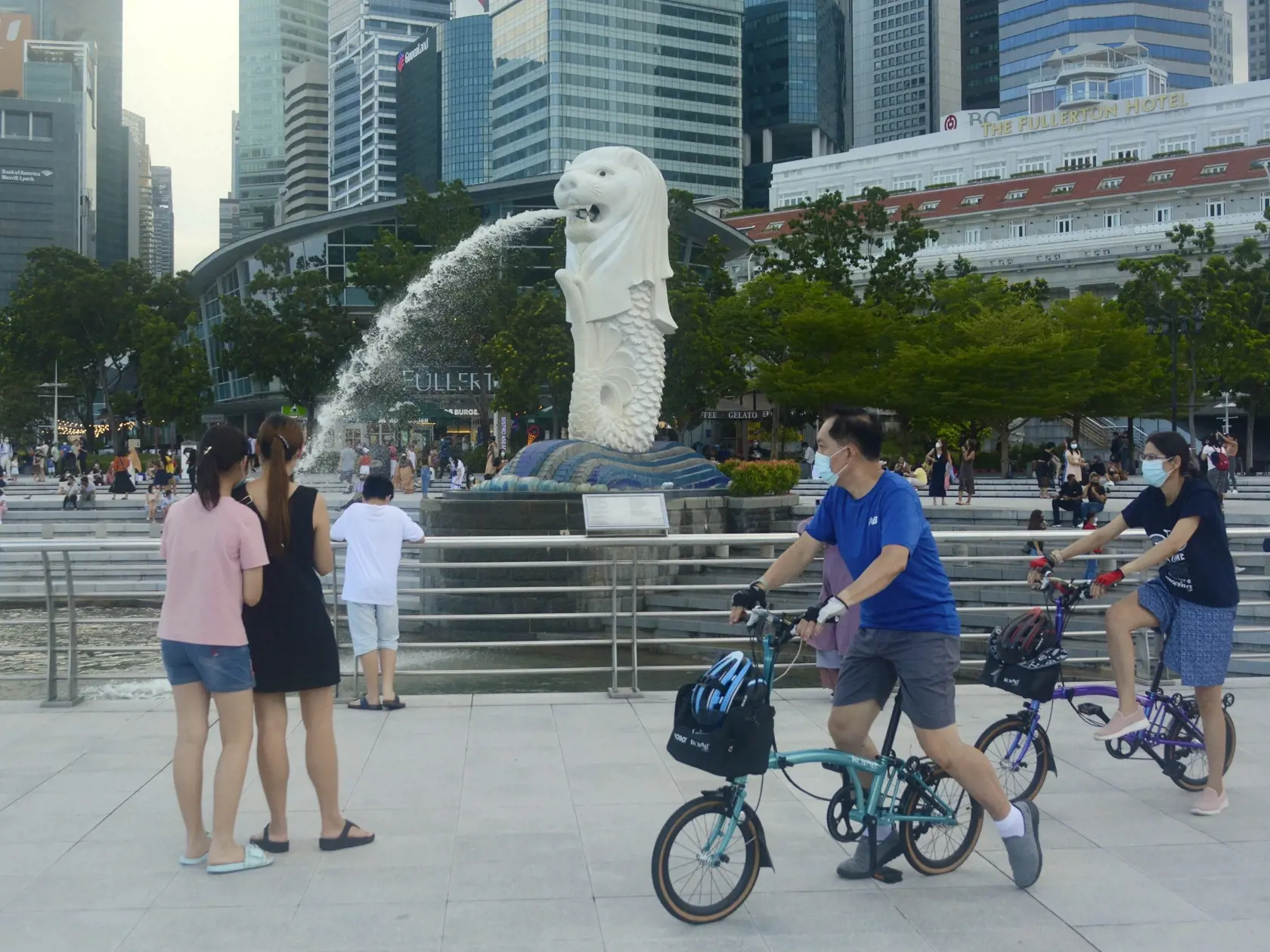 JB 35 Singapur - Cyklisti s ochrannými rúškami prechádzajú okolo sochy Merlion, obľúbenej turistickej atrakcie v centre Singapuru 11. októbra 2021. Singapur naďalej vyžaduje prísne obmedzenia v súvislosti so šírením ochorenia COVID-19. FOTO TASR/AP

Cyclists wearing faces masks pass near the Merlion statue, a popular tourist attraction in Singapore Monday, Oct. 11, 2021, in Singapore. (AP Photo/Annabelle Liang)