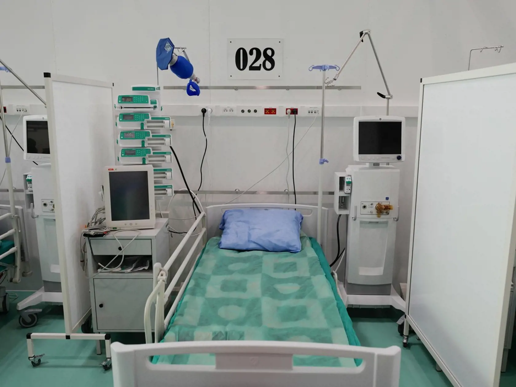 Poľsko plánuje znovuotvoriť provizórnu vojenskú nemocnicu, ktorú zriadili na leteckej základni vo štvrti Okecie na predmestí Varšavy. V súčasnosti má k dispozícii 10.000 lôžok pre pacientov s covidom, z toho polovica je už obsadená.