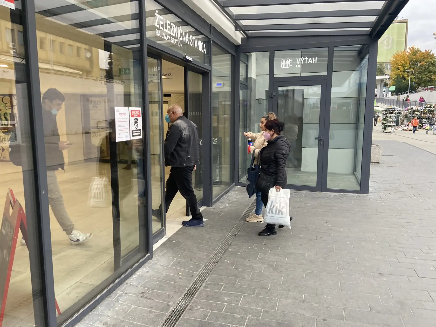 Vstup na železničnú stanicu v Prešove. Dodržiavanie nariadenia o povinnom prekrytí horných dýchacích ciest nikto nekontroluje.