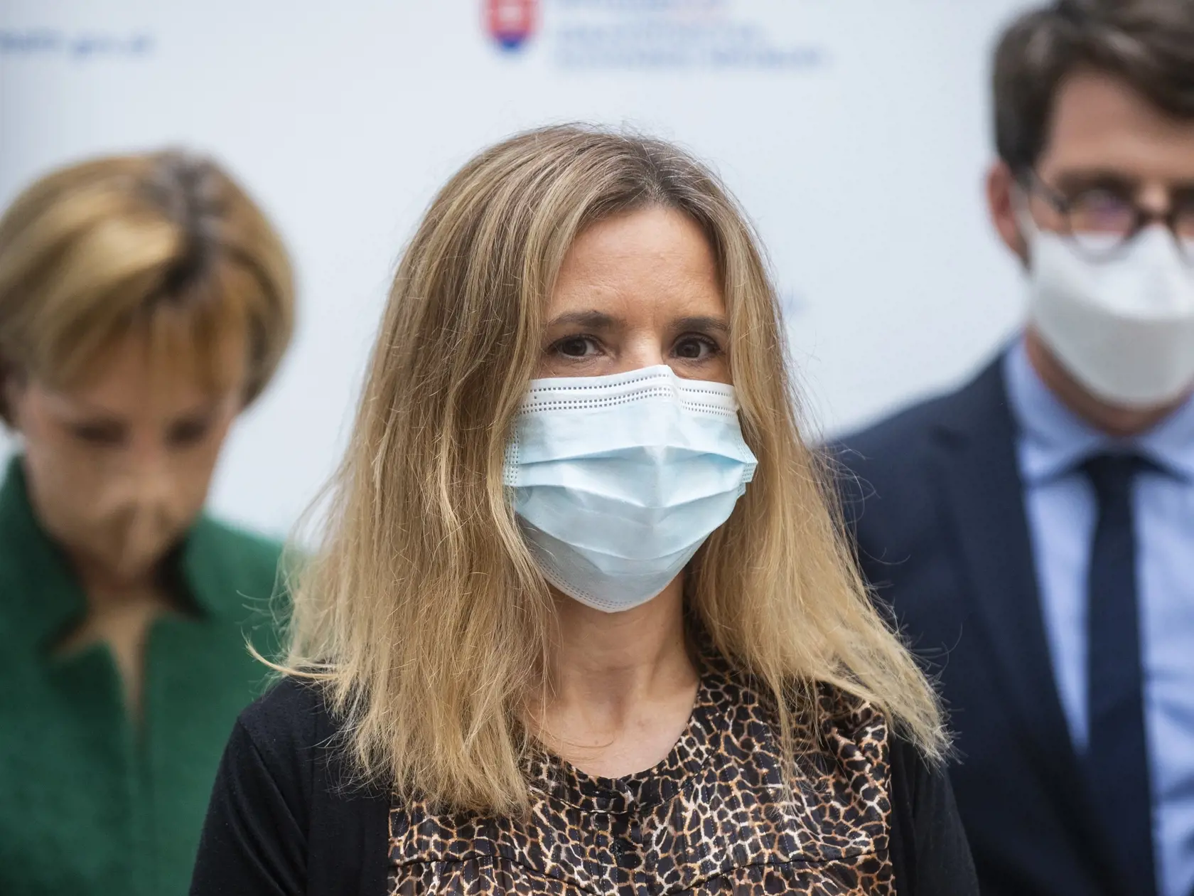 Na snímke uprostred primárka Kliniky infektológie a geografickej medicíny, LF UK, SZU a UNB Bratislava Alena Koščálová počas tlačovej konferencie k aktuálnej pandemickej situácii a navrhovaným riešeniam v Bratislave 7. októbra 2021. FOTO TASR - Jakub Kotian