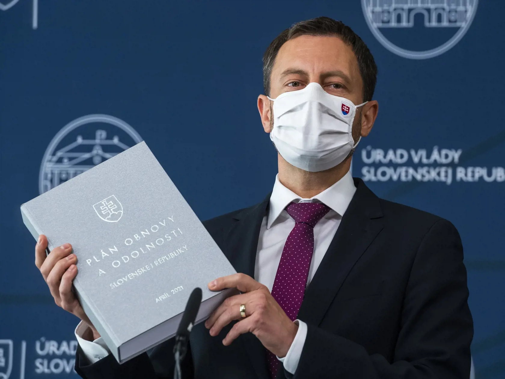 Na snímke predseda vlády SR Eduard Heger (OĽaNO) počas tlačovej konferencie k plánu obnovy a reformnej jeseni v Bratislave 4. októbra 2021. FOTO TASR - Jaroslav Novák