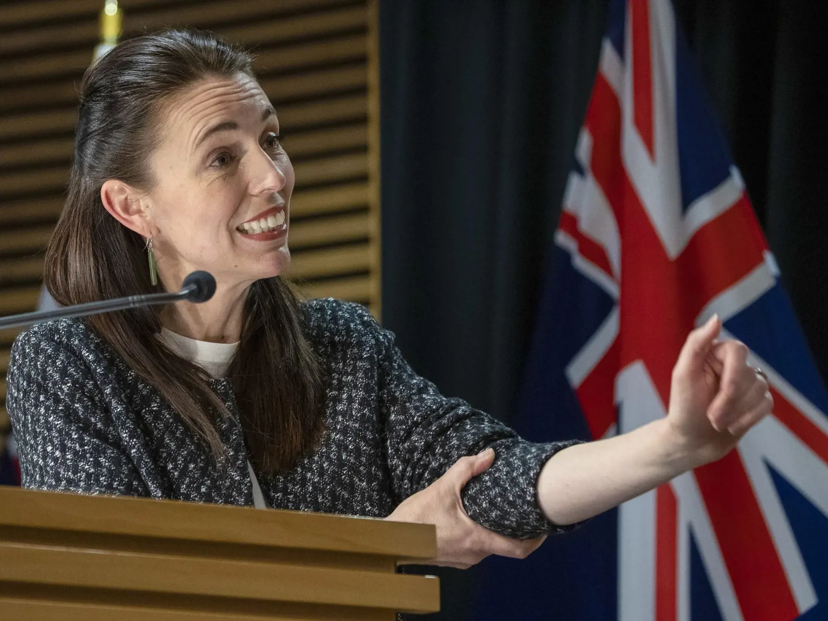 WA 18 Wellington - Novozélandská premiérka Jacinda Ardernová počas tlačovej konferencie vo Wellingtone v pondelok 4. októbra 2021. Nový Zéland sa rozhodol upustiť od svojej stratégie na zvládnutie pandémie koronavírusu, v rámci ktorej sa snažili eliminovať počet prípadov nákazy na nulu. Namiesto toho sa Novozélanďania musia naučiť žiť s vírusom a kontrolovať jeho šírenie najmä pomocou vakcinácie. FOTO TASR/AP 

New Zealand Prime Minister Jacinda Ardern addresses a post-Cabinet press conference a