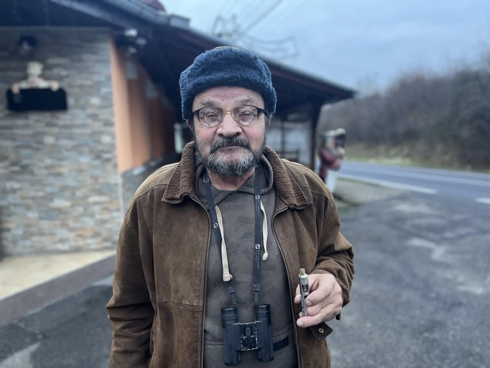  „Bežné činnosti, ako prechádzanie cez cestu alebo chodenie po schodoch, sú pre mňa niekedy naozaj náročné. Tam, kde to poznám, nemám problém, ale inde sa často musím spoľahnúť na pomoc ostatných alebo si dám na čas,“ vysvetľuje. 