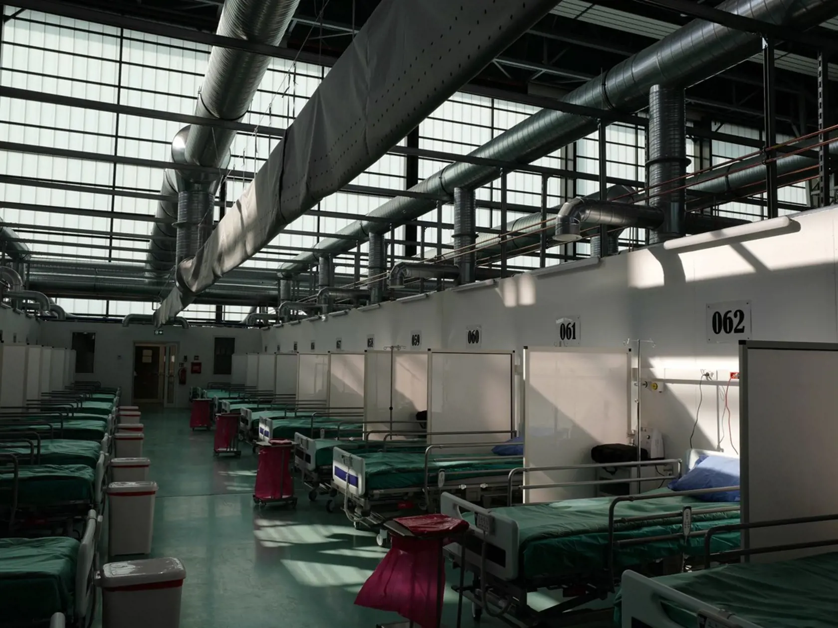 Poľsko plánuje znovuotvoriť provizórnu vojenskú nemocnicu, ktorú zriadili na leteckej základni vo štvrti Okecie na predmestí Varšavy. V súčasnosti má k dispozícii 10.000 lôžok pre pacientov s covidom, z toho polovica je už obsadená.