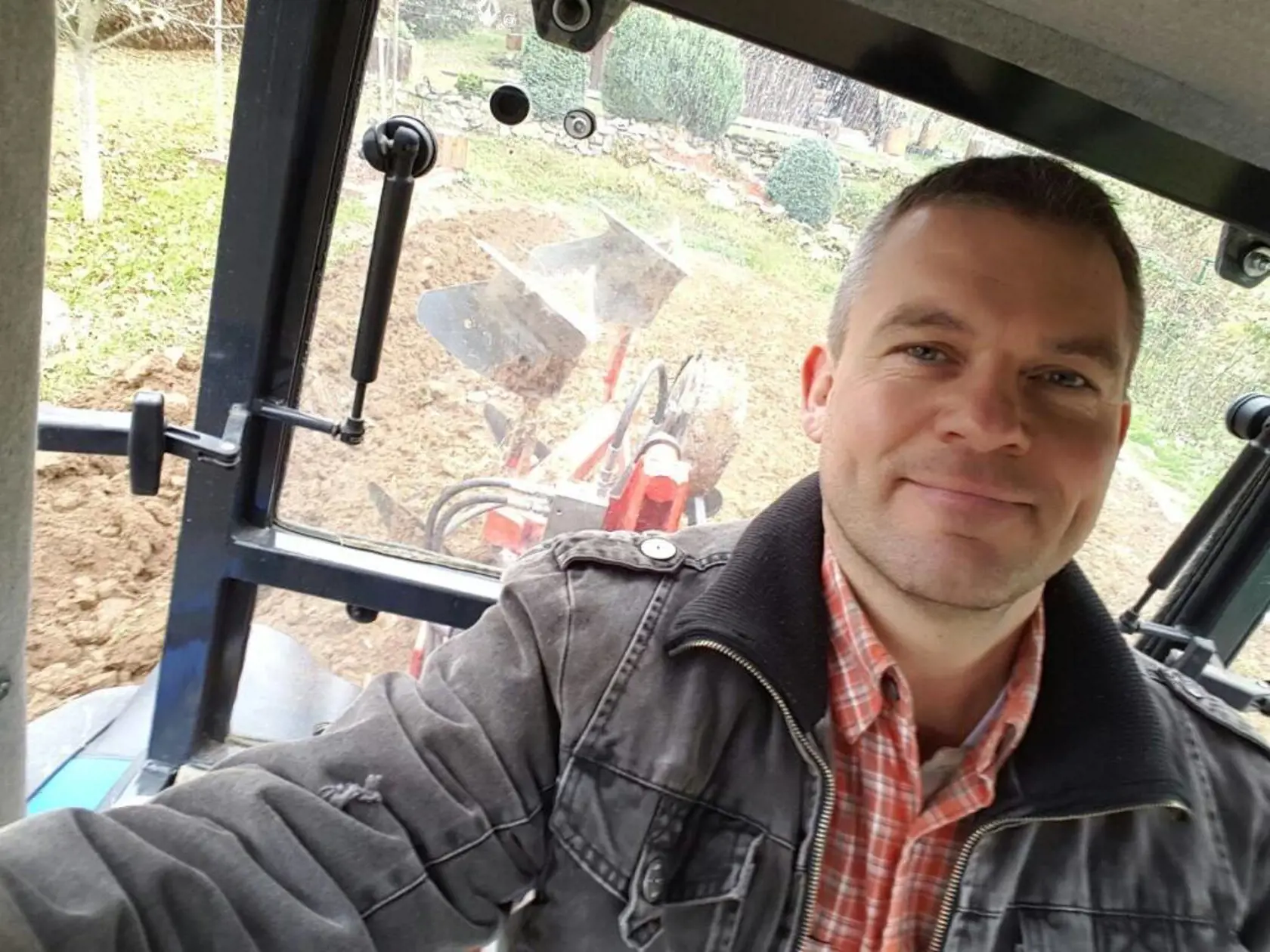 Už sa stáva tradíciou, že Peter Pellegrini posiela každý rok pozdrav z traktora.