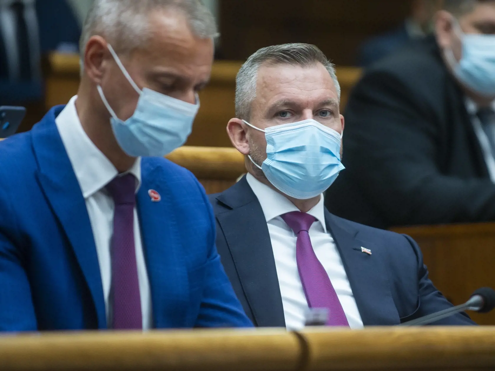 Na snímke nezaradení poslanci NR SR zľava Richard Raši a Peter Pellegrini počas rokovania 48. schôdze NR SR 19. októbra 2021 v Bratislave. FOTO TASR - Jakub Kotian