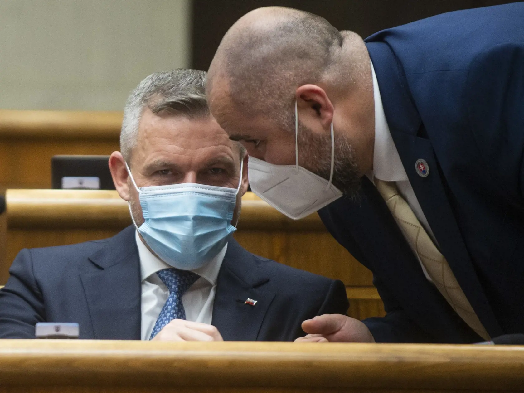 Na snímke poslanci NR SR, zľava Peter Pellegrini (Hlas-SD) a Patrick Linhart (Sme rodina) počas rokovania 50. schôdze parlamentu na ktorej jediným bodom je návrh na odvolanie ministra práce, sociálnych vecí a rodiny SR Milana Krajniaka 3. novembra 2021 v Bratislave. FOTO TASR - Jakub Kotian