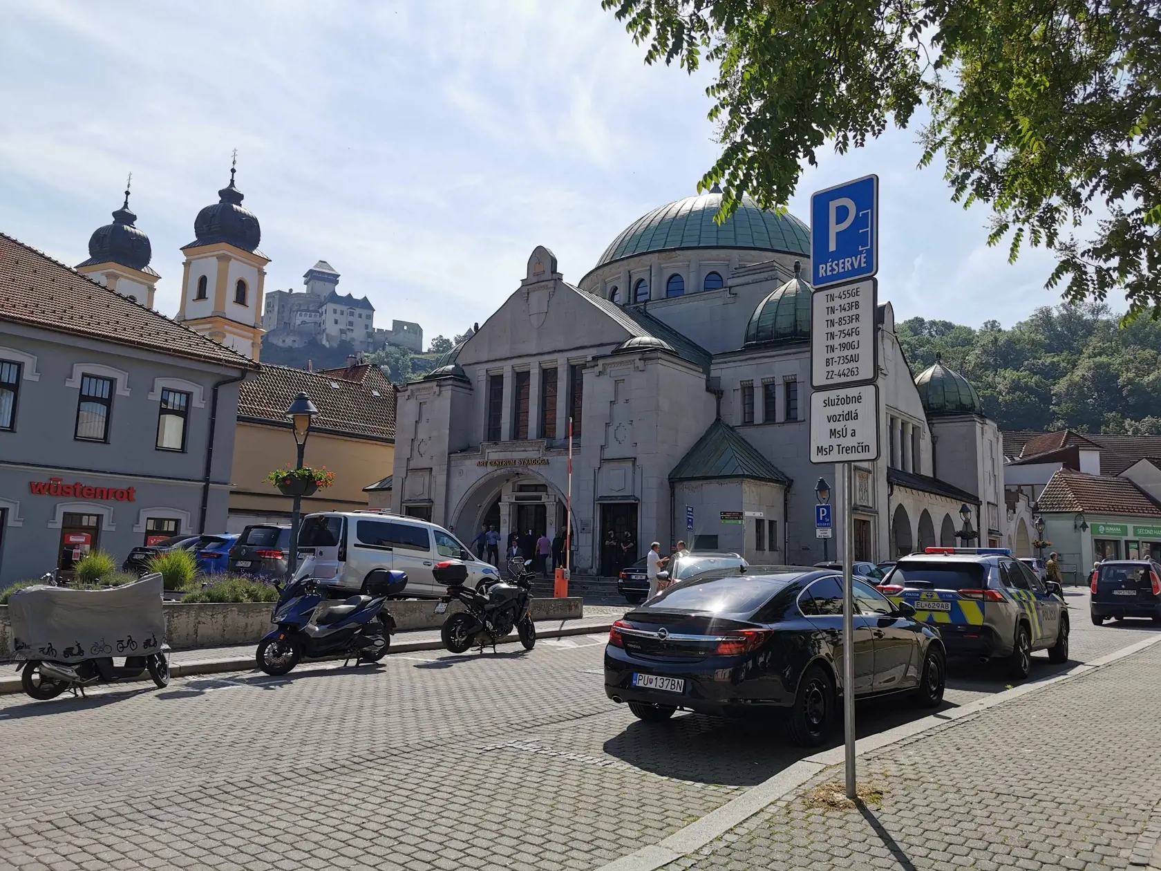 Synagóga v Trenčíne dnes, v pozadí je hrad.