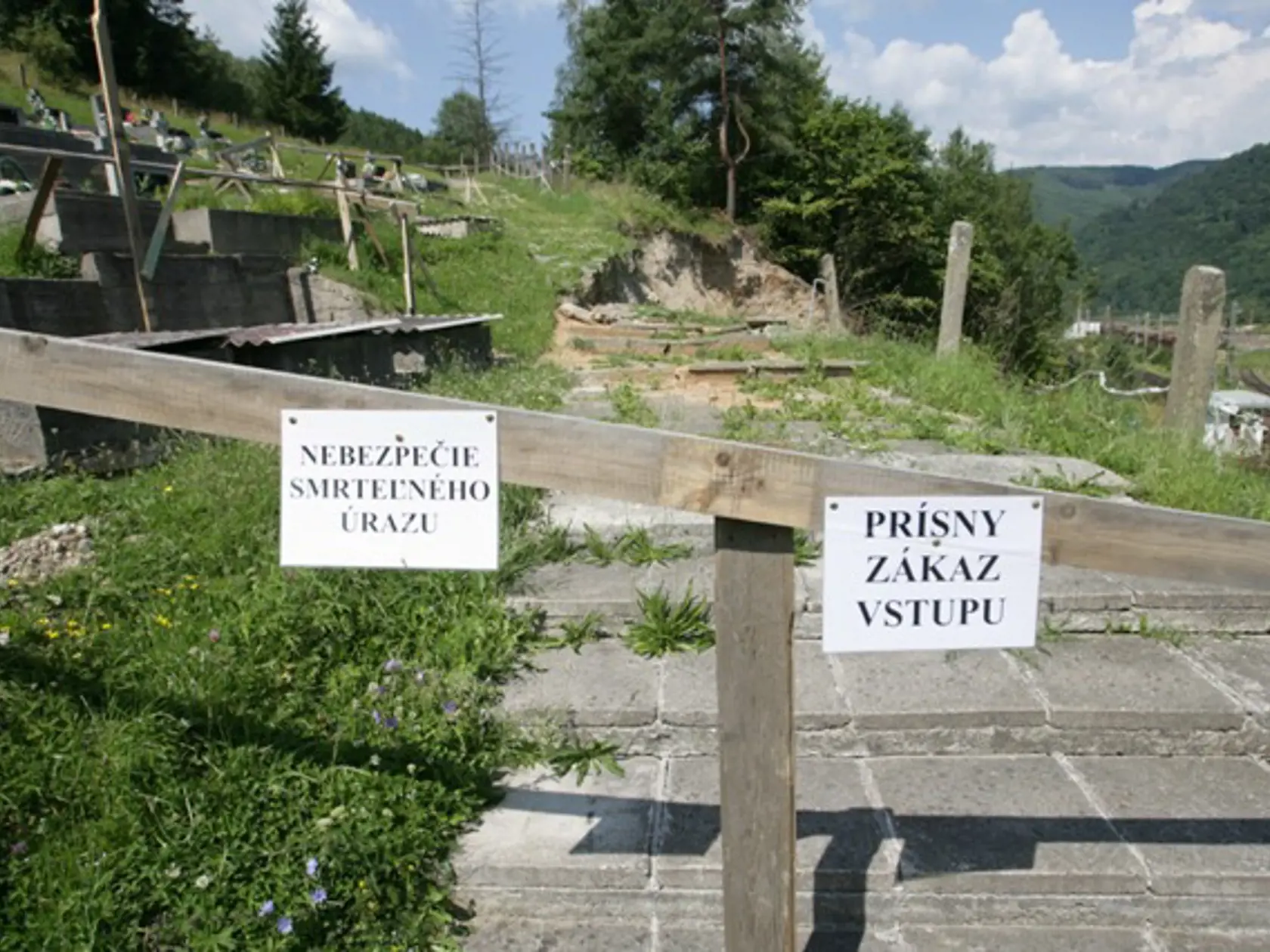 CINTORÍN: Je na zosunutom
svahu a je tu nebezpečný
terén.