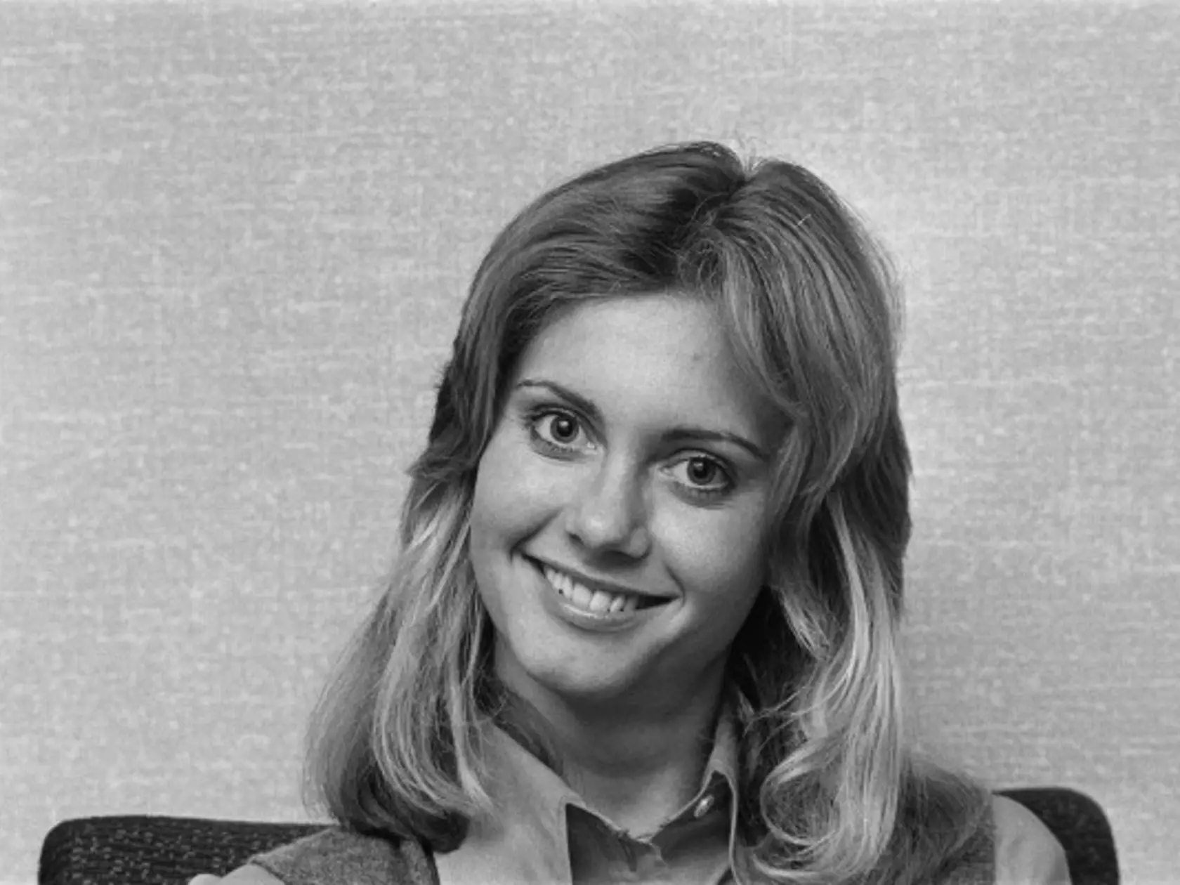 British-born Australian singer, songwriter, and actress Olivia Newton-John, 27th June 1974. (Photo by Ronald Dumont/Daily Express/Hulton Archive/Getty Images)