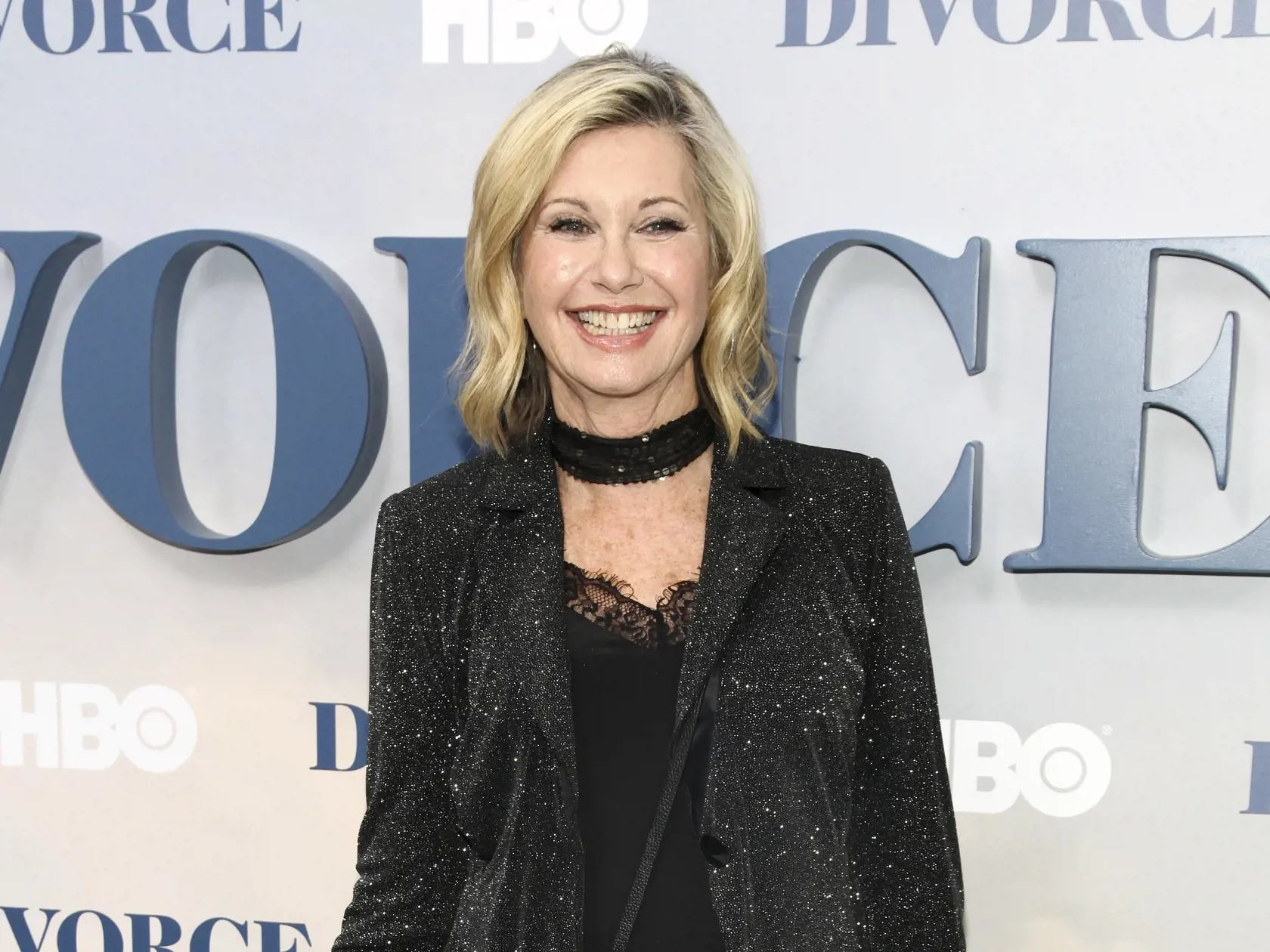 Na archívnej snímke z 4. októbra 2016 herečka a speváčka Olivia Newton-John prichádza na premiéru Divorce v New Yorku.