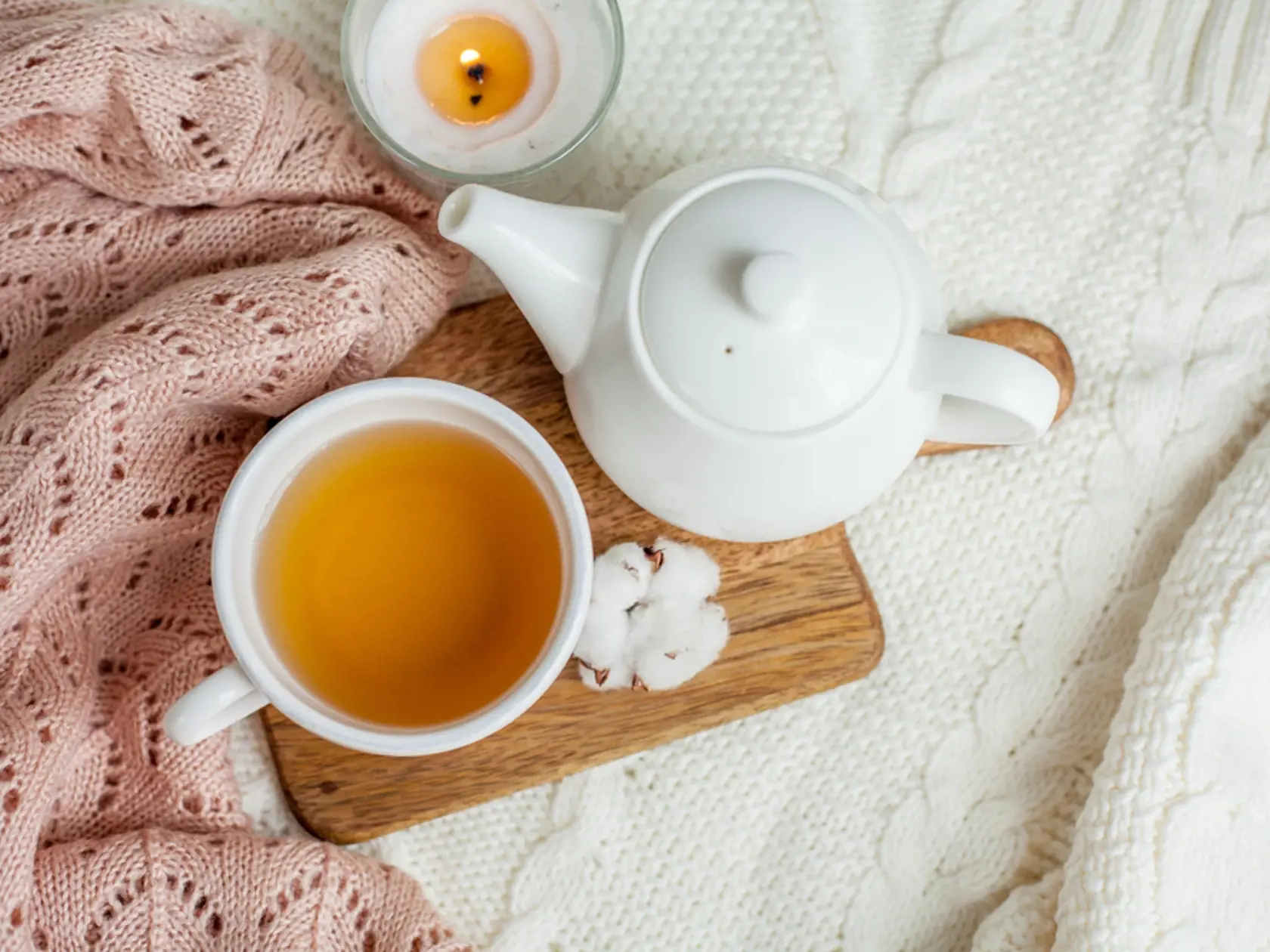 A,Mug,Of,Hot,Tea,,A,Teapot,,A,Wooden,Stand