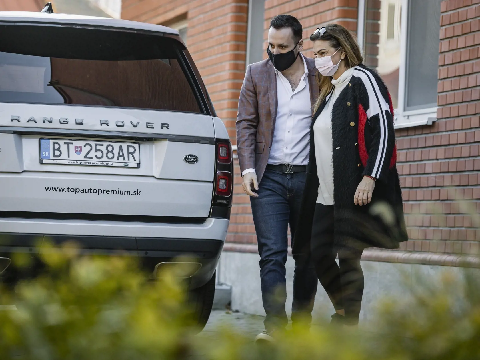 Na snímke europoslankyňa Monika Beňová odchádza spoločne so svojim partnerom, 36-ročným advokátom Ľubomír Klčom a ich spoločnou dcérou Leou z bratislavskej pôrodnice Koch.