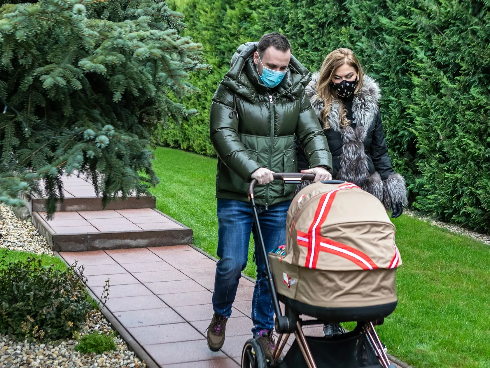 Na snímke europoslankyňa Monika Beňová a jej partner Ľubomír Klčo ako idú na prechádzku kočíkovať. 
