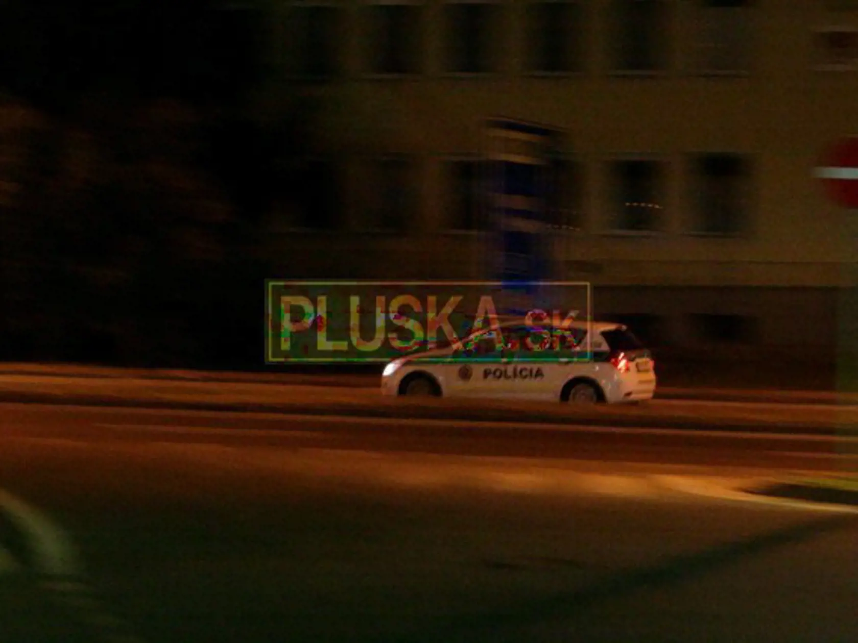 Rukojemnícka dráma sa skončila! Policajti únoscu zastrelili a svojich kolegov oslobodili!
