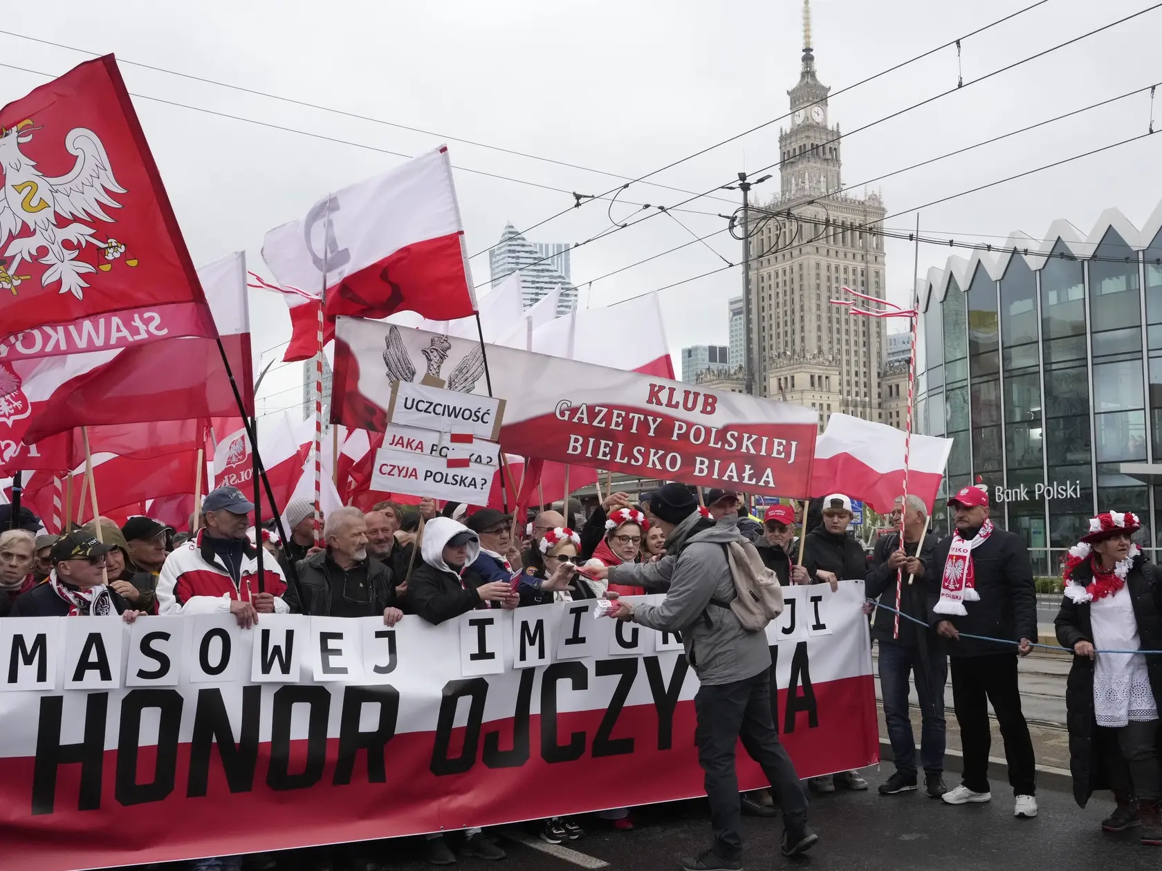 Na snímke ľudia mávajú poľskými vlajkami počas protestu proti nelegálnemu prisťahovalectvu a proti proeurópskej vláde premiéra Donalda Tuska vo Varšave 10. mája 2025. Do ulíc vyšli niečo vyše týždňa pred prezidentskými voľbami.