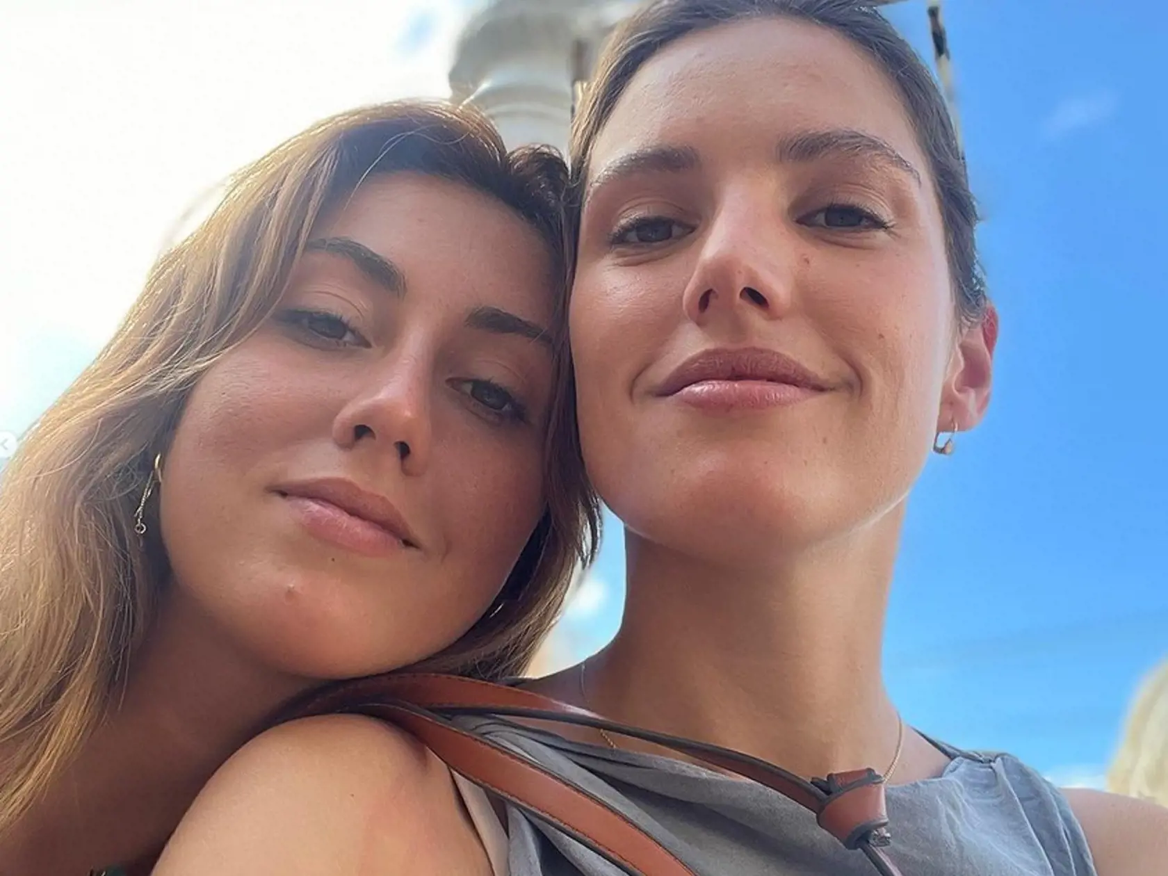 Sarah Arató so sestrou