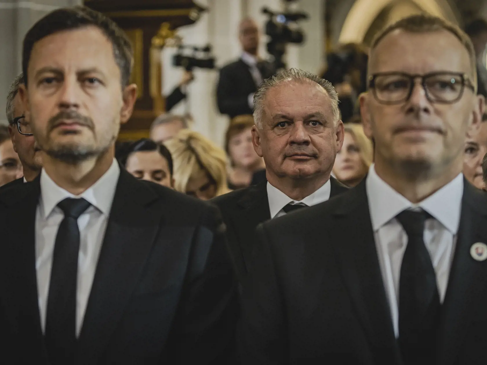 V Metropolitnej katedrále svätej Alžbety sa konala posledná rozlúčka so zosnulým kardinálom Jozefom Tomkom. Pohrebnú svätú omšu celebroval emeritný pražský arcibiskup kardinál Dominik Duka. Telo zosnulého kardinála po nej pochovali v doteraz prázdnej podzemnej krypte v dóme, ako si to sám prial. Na snímke Andrej Kiska, Eduard Heger a Boris Kollár.