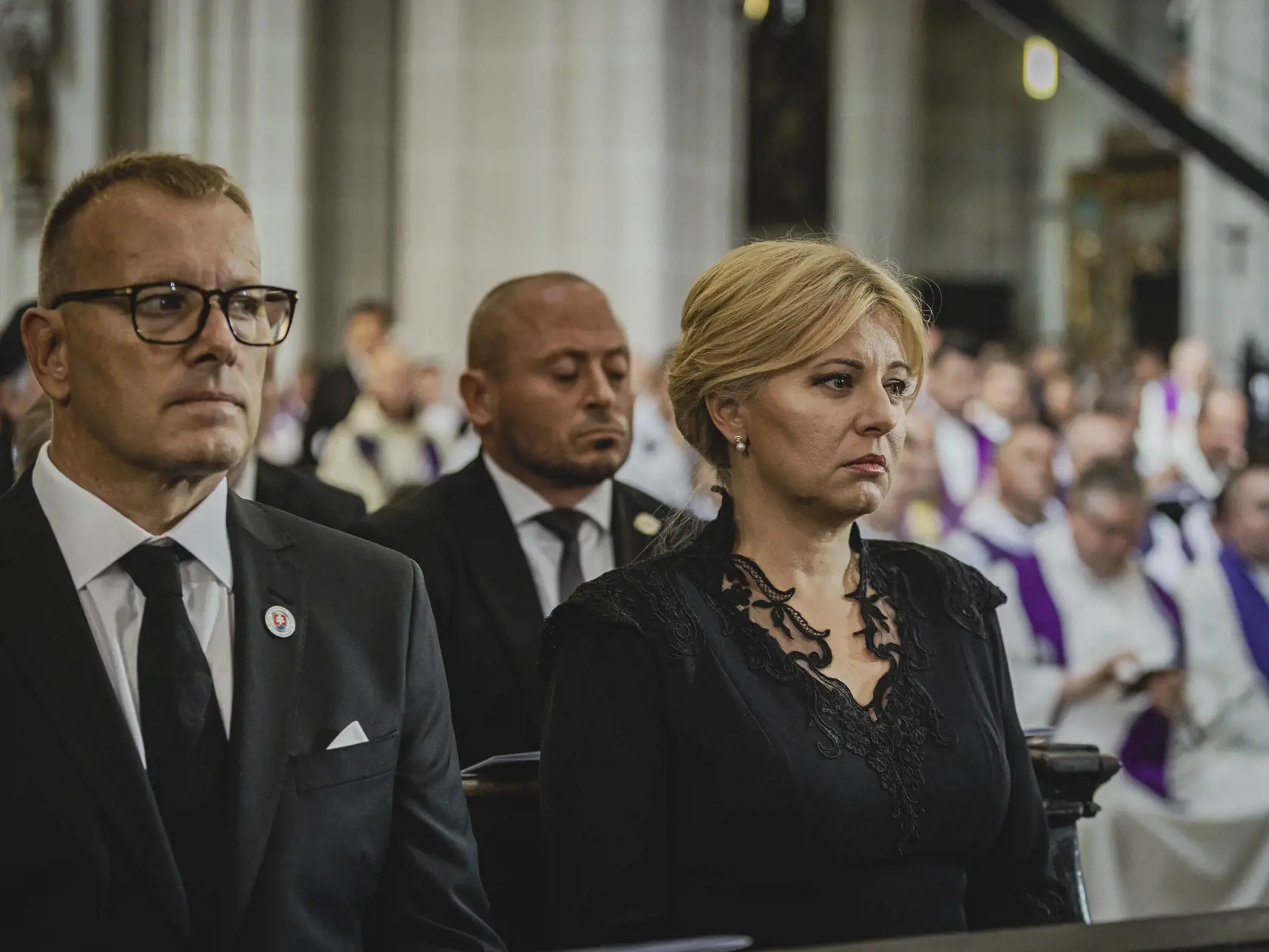 V Metropolitnej katedrále svätej Alžbety sa konala posledná rozlúčka so zosnulým kardinálom Jozefom Tomkom. Pohrebnú svätú omšu celebroval emeritný pražský arcibiskup kardinál Dominik Duka. Telo zosnulého kardinála po nej pochovali v doteraz prázdnej podzemnej krypte v dóme, ako si to sám prial. Na snímke Zuzana Čaputová a Boris Kollár.